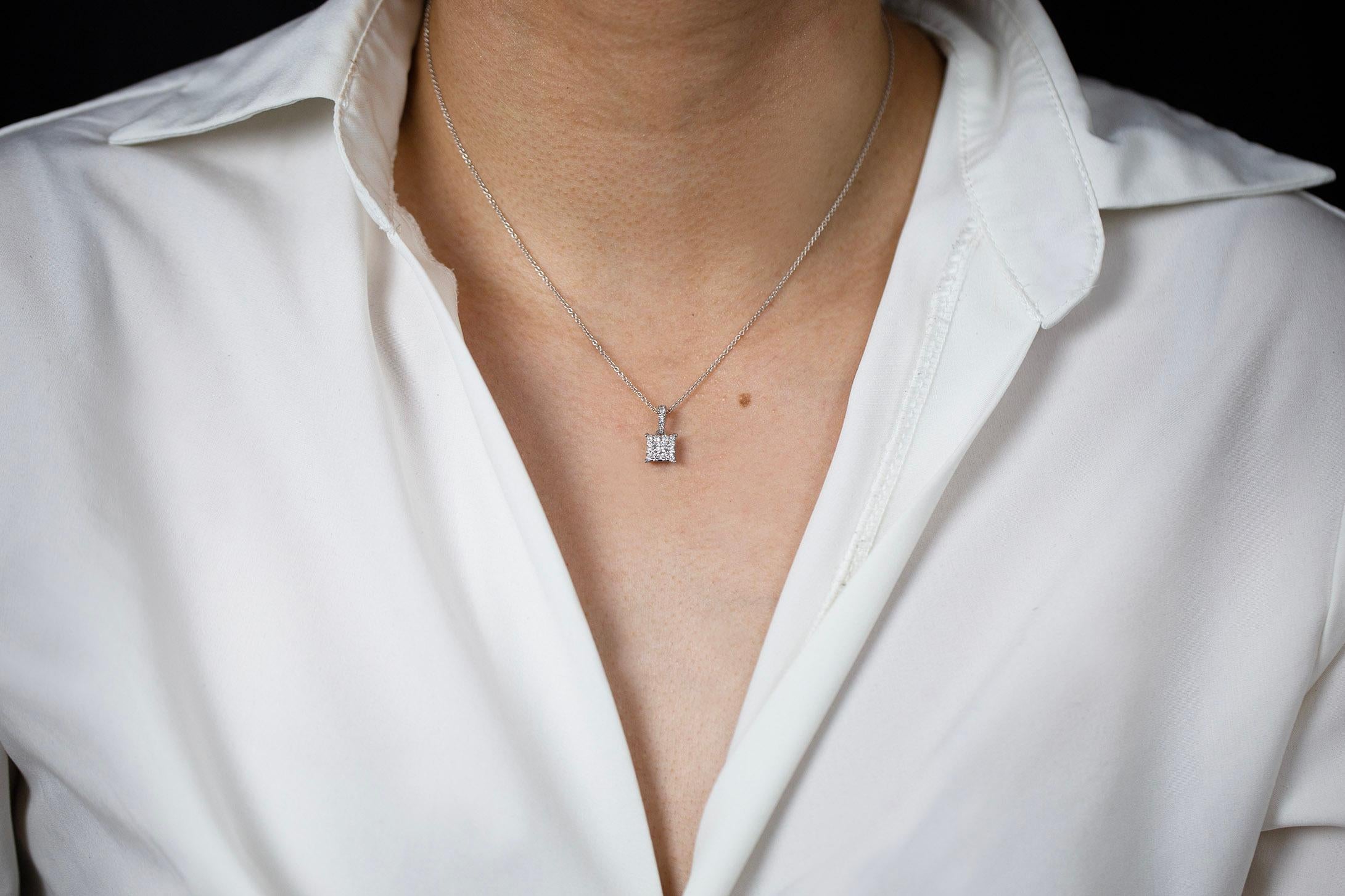Una collana con ciondolo chic, che mostra un gruppo di diamanti rotondi del peso totale di 0,47 carati, incastonati in un design a illusione che li fa sembrare un unico grande diamante. Finemente realizzato in oro bianco 18 carati. Sospeso su una