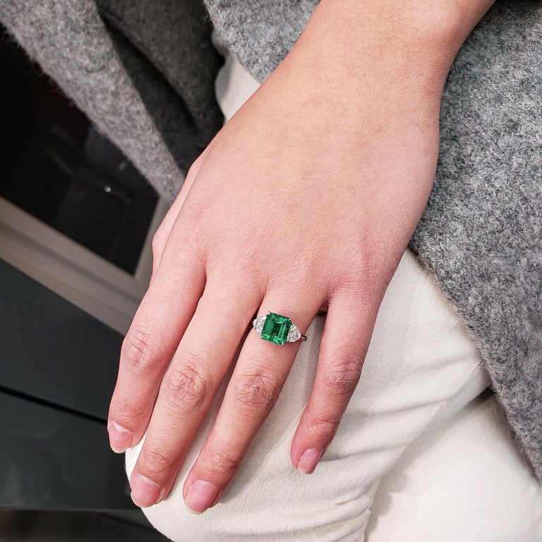 Roman Malakov, Colombian Emerald and Diamond Three-Stone Engagement Ring In New Condition For Sale In New York, NY