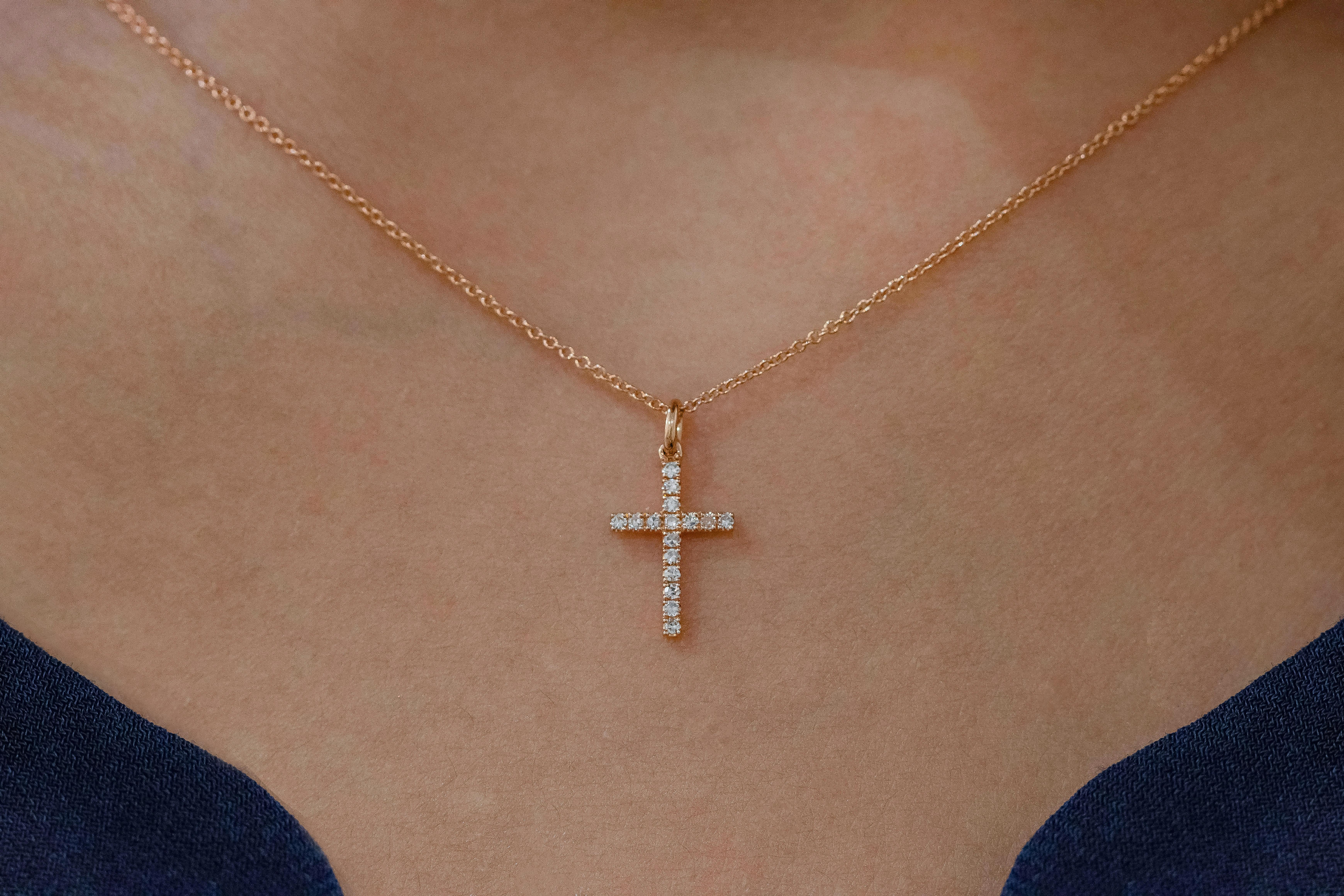 Contemporary Roman Malakov Diamond Cross Pendant Necklace in Rose Gold