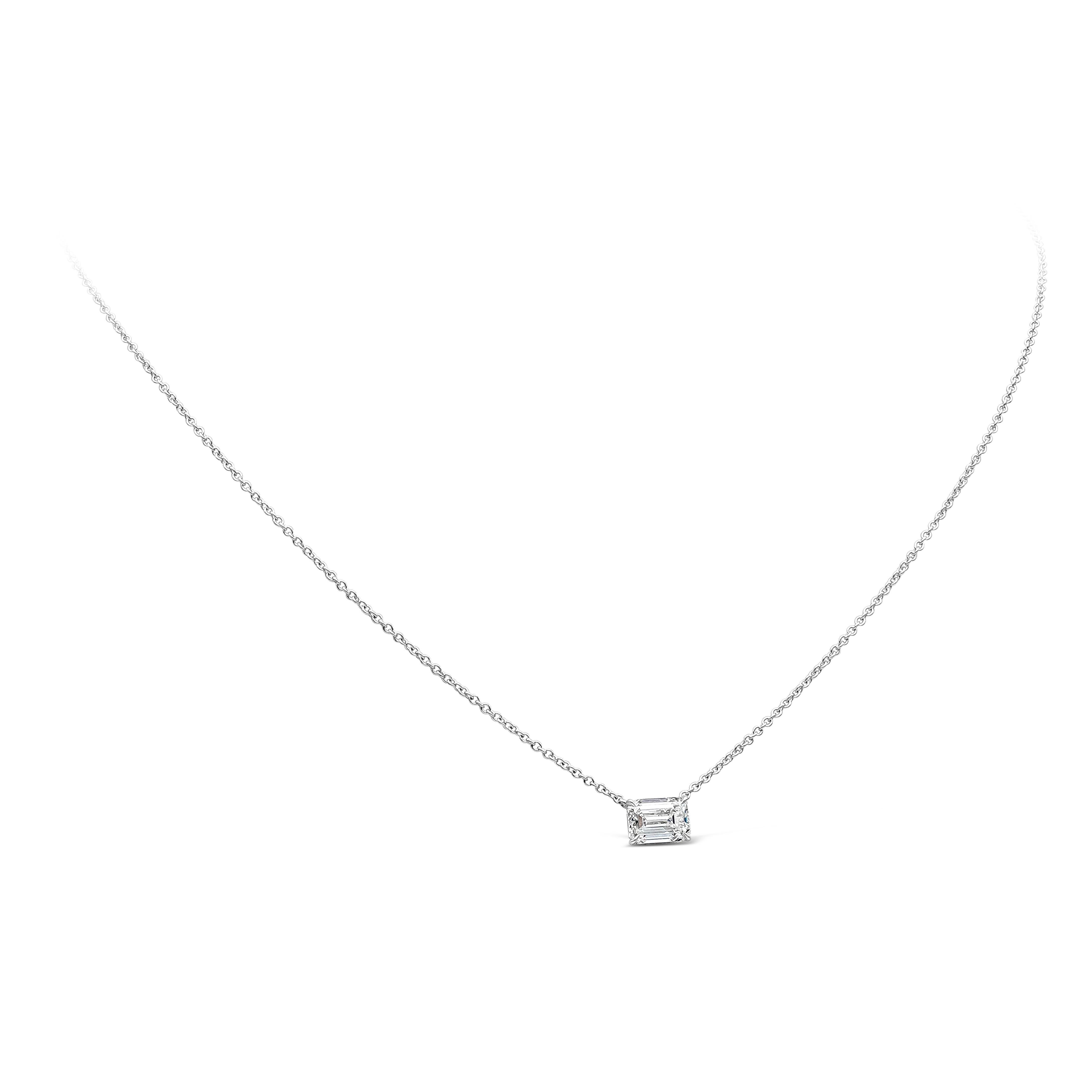 Collier pendentif simple et polyvalent orné d'un diamant solitaire certifié GIA de 1,50 carat de taille émeraude, de couleur H et de pureté SI.  Serti horizontalement, dans un panier en or blanc 18K à perpétuité, attaché à une chaîne en or blanc de