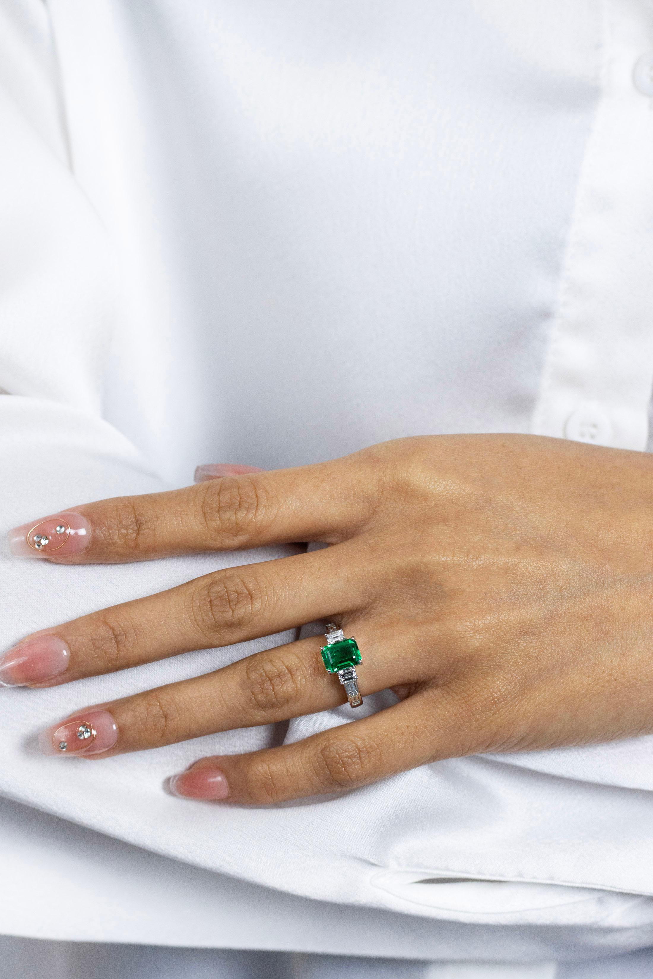 Roman Malakov Verlobungsring mit drei Steinen, 1,66 Karat Smaragd mit Diamant (Smaragdschliff) im Angebot