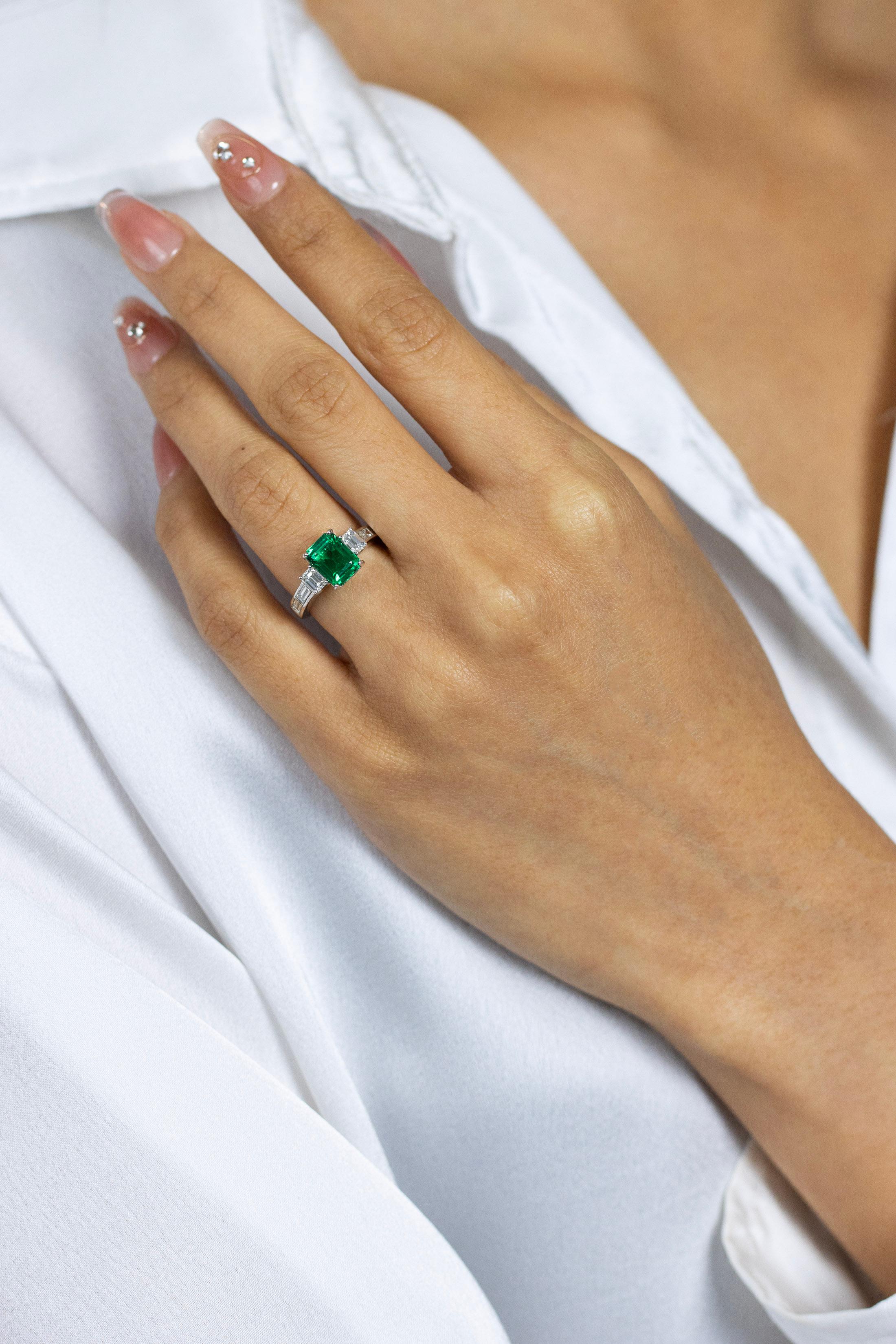 Roman Malakov Verlobungsring mit drei Steinen, 1,66 Karat Smaragd mit Diamant im Zustand „Neu“ im Angebot in New York, NY