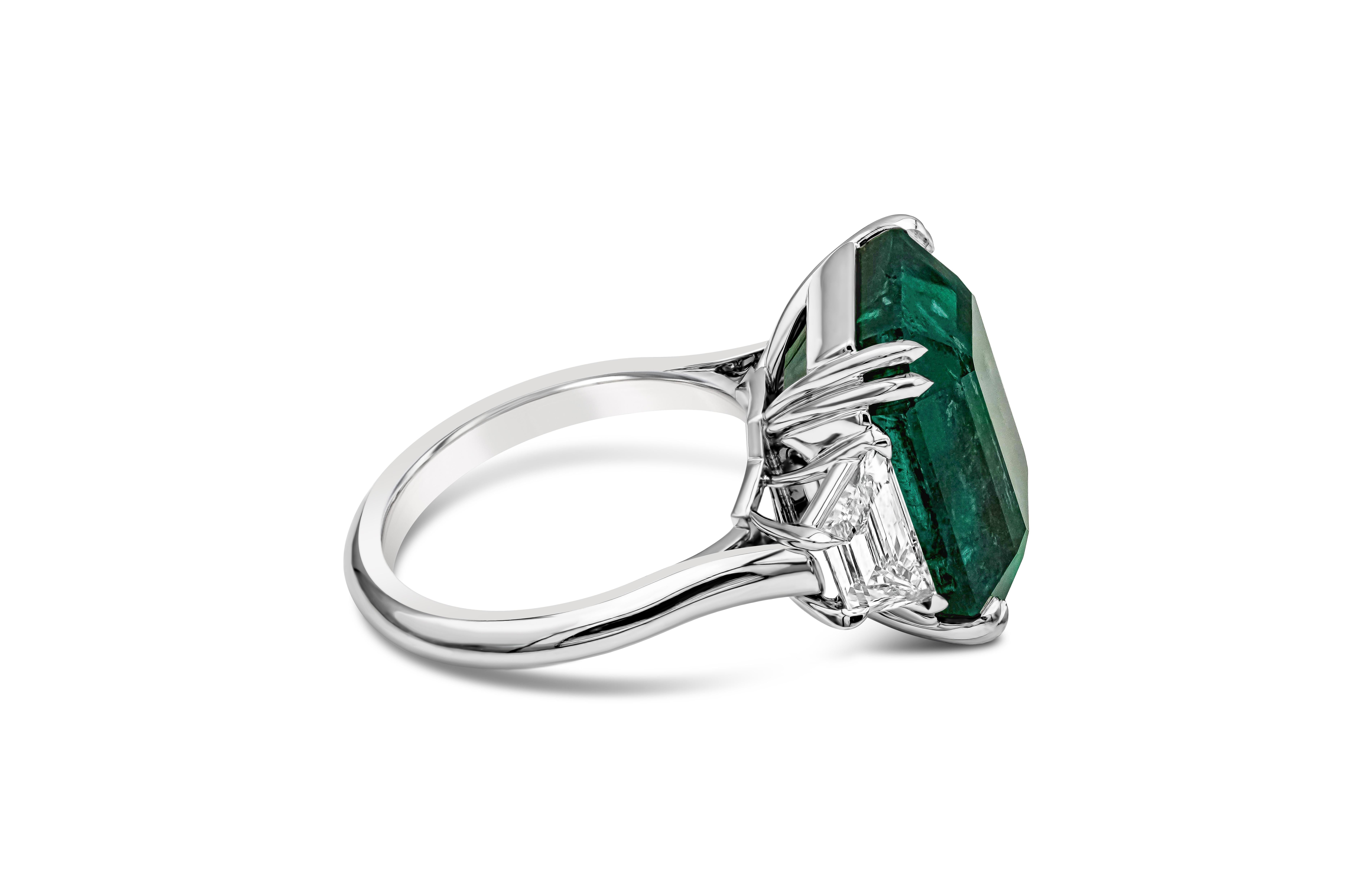 Moderne Roman Malakov 14.30 Carat Zambia Green Emerald Three-Stone Engagement Ring (bague de fiançailles à trois pierres)