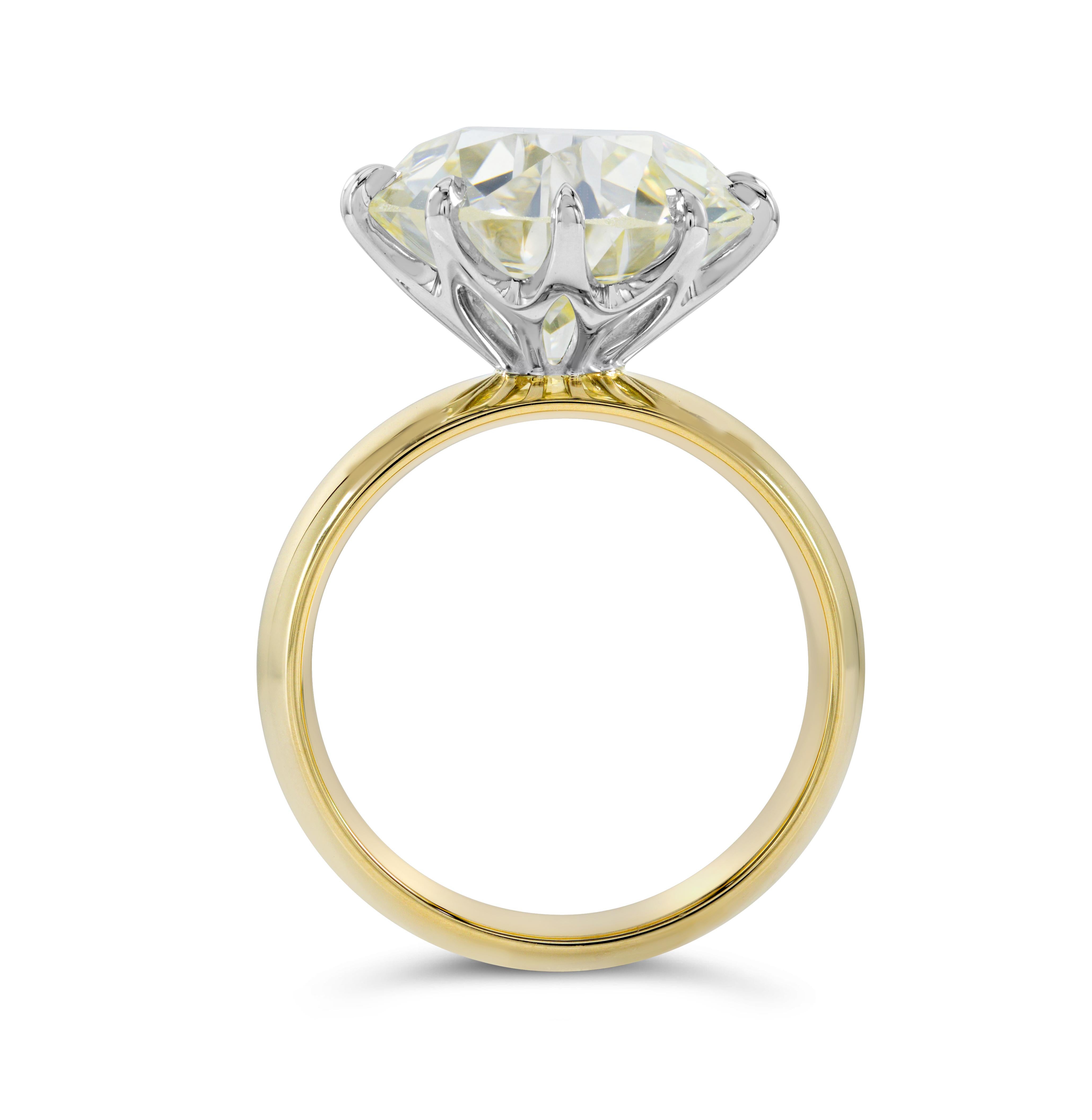 Une bague de fiançailles intemporelle, mettant en valeur un diamant ancien de taille européenne de 10,43 carats, certifié par le GIA de couleur O-P et de pureté VS, serti sur une monture unique à dix griffes. Finement réalisé avec un panier en