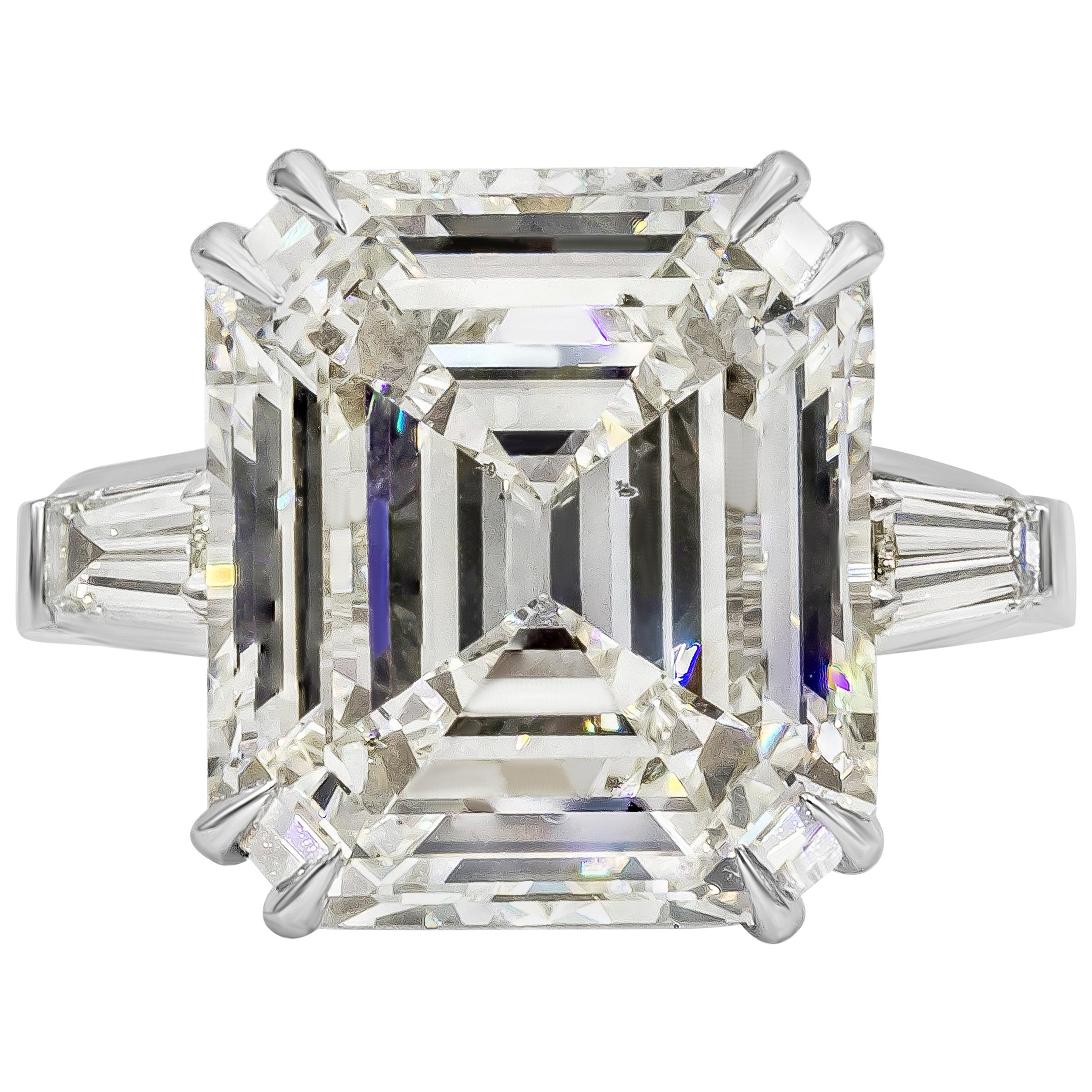 Bague de fiançailles à trois pierres en diamants taille émeraude de 12.55 carats certifié GIA en vente