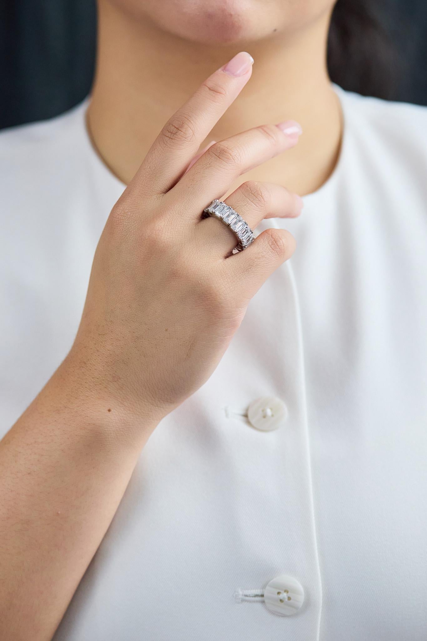 da uomo o donna GIA 13,03 carati di diamante taglio smeraldo Anello a eternità espandibile in vendita