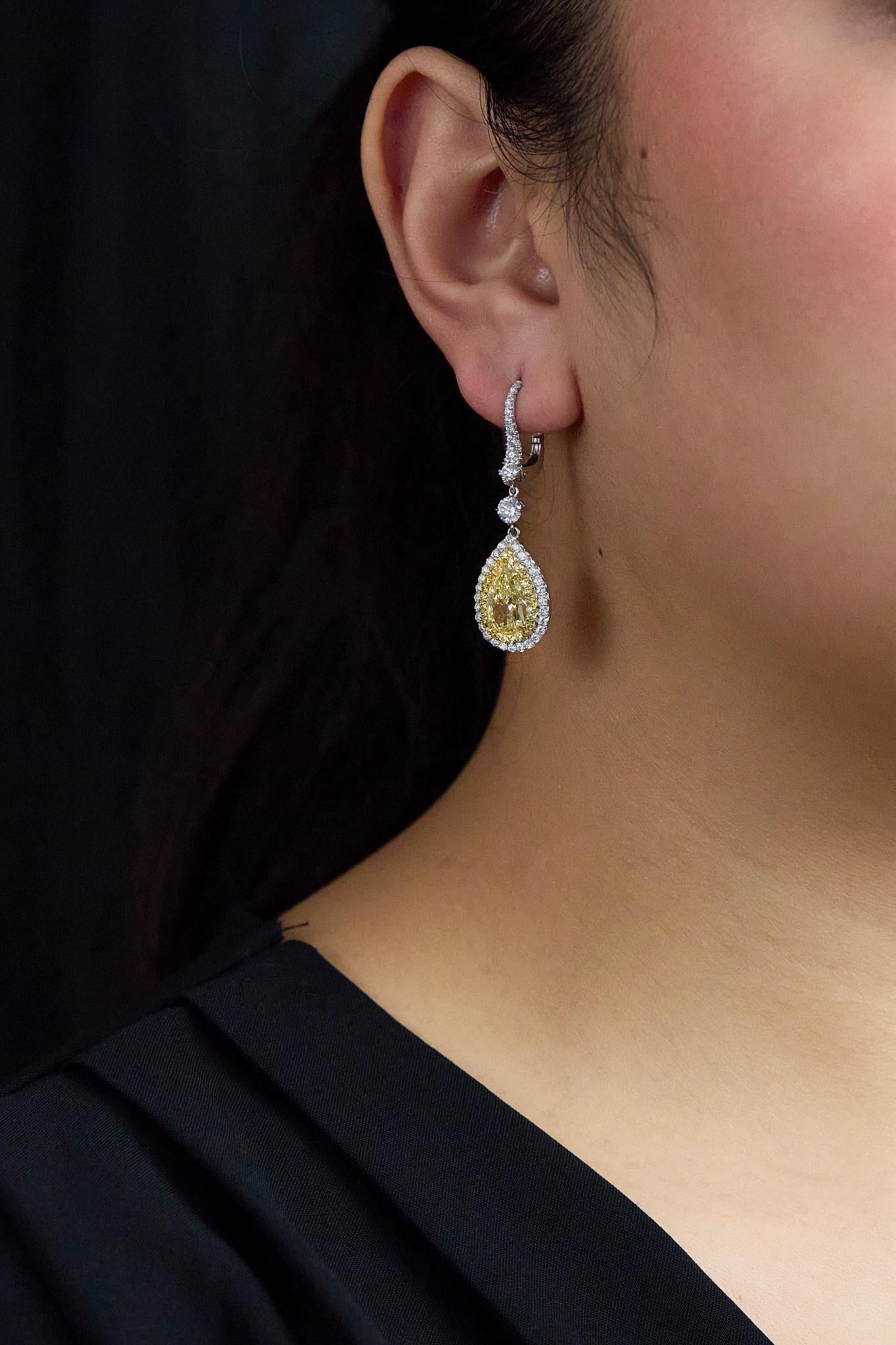 Taglio a goccia Orecchini a pendente con doppio diamante giallo da 4,19 carati totali certificati GIA in vendita