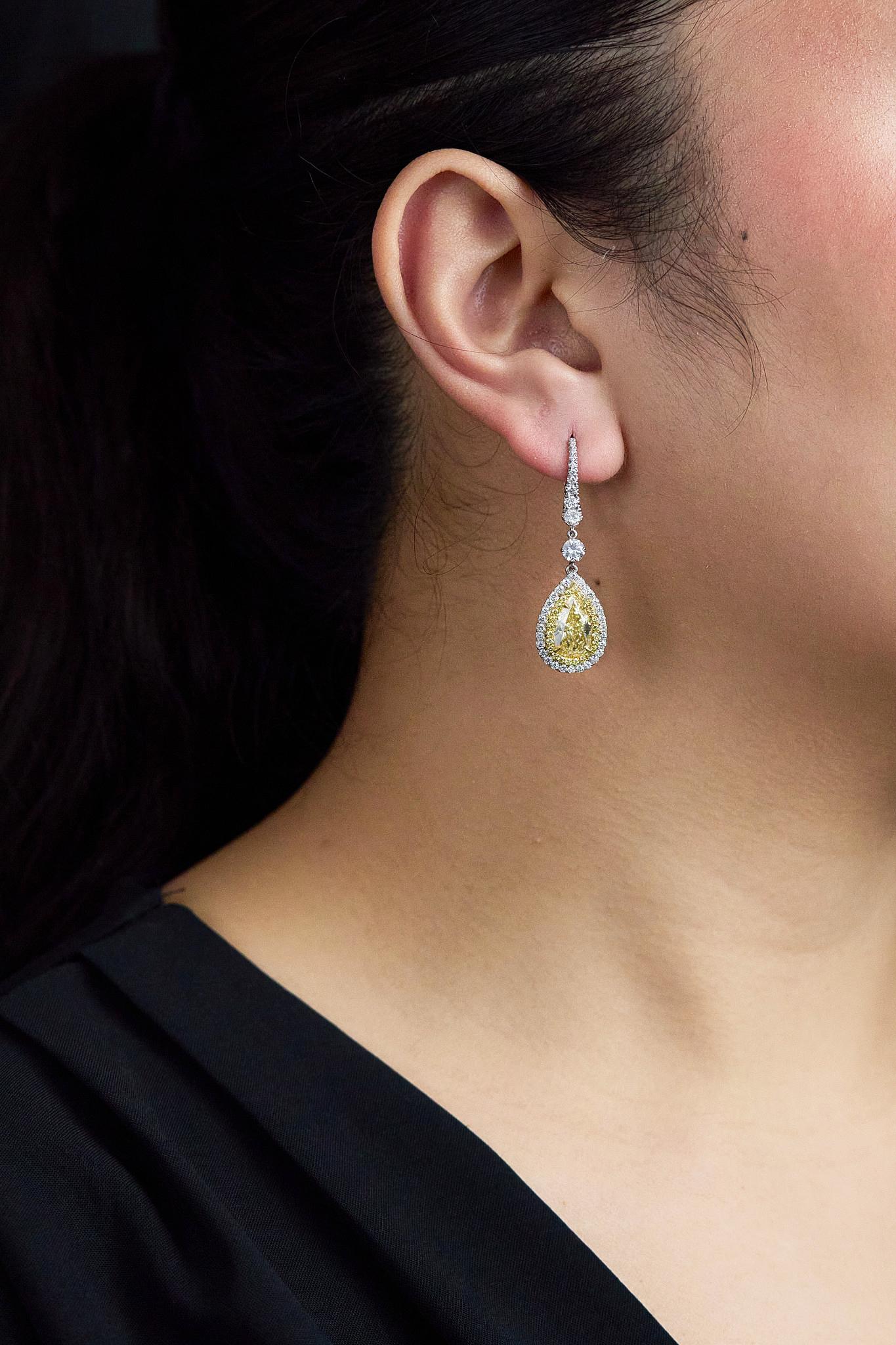 Orecchini a pendente con doppio diamante giallo da 4,19 carati totali certificati GIA In condizioni Nuovo in vendita a New York, NY