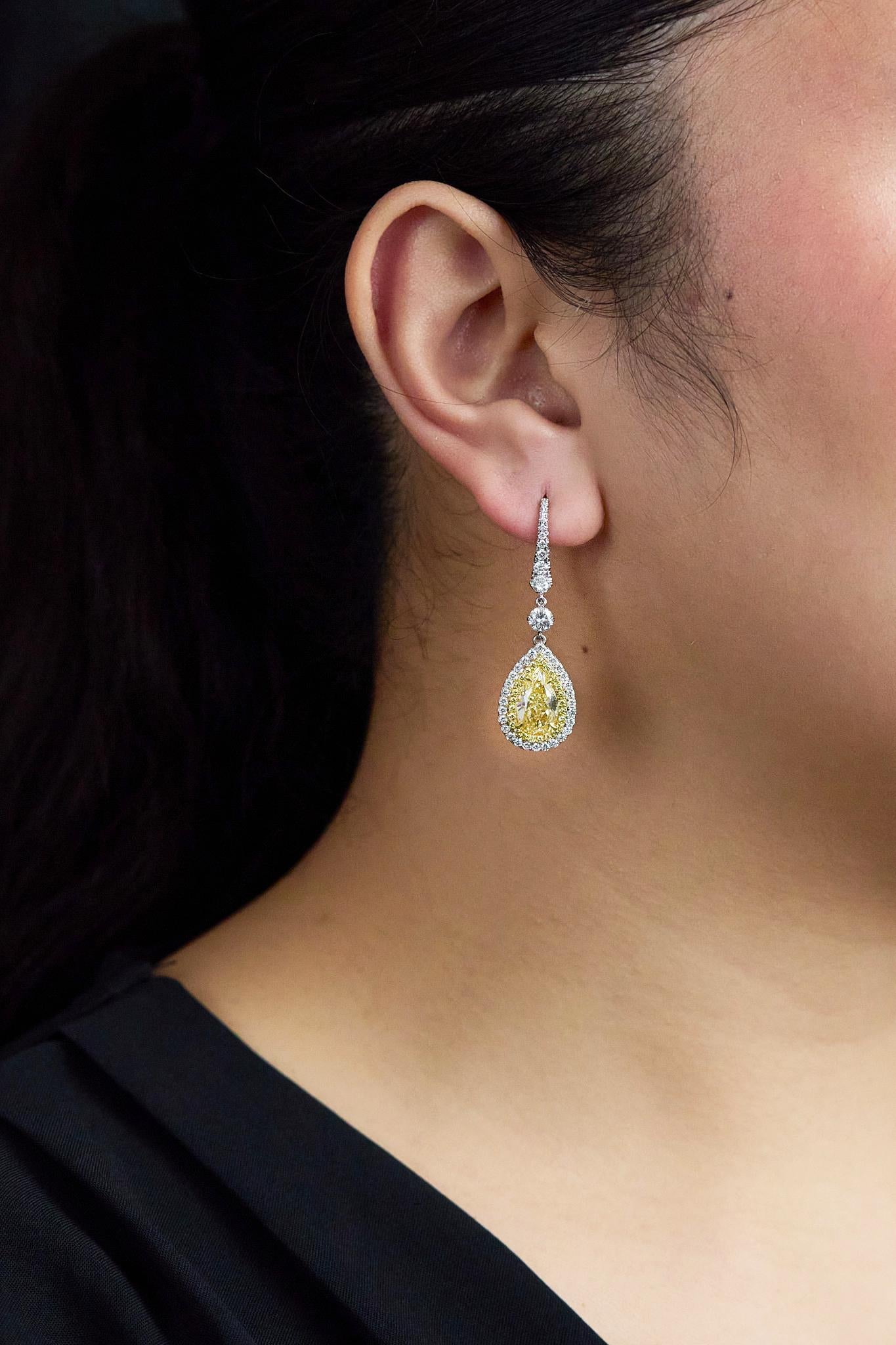 Donna Orecchini a pendente con doppio diamante giallo da 4,19 carati totali certificati GIA in vendita