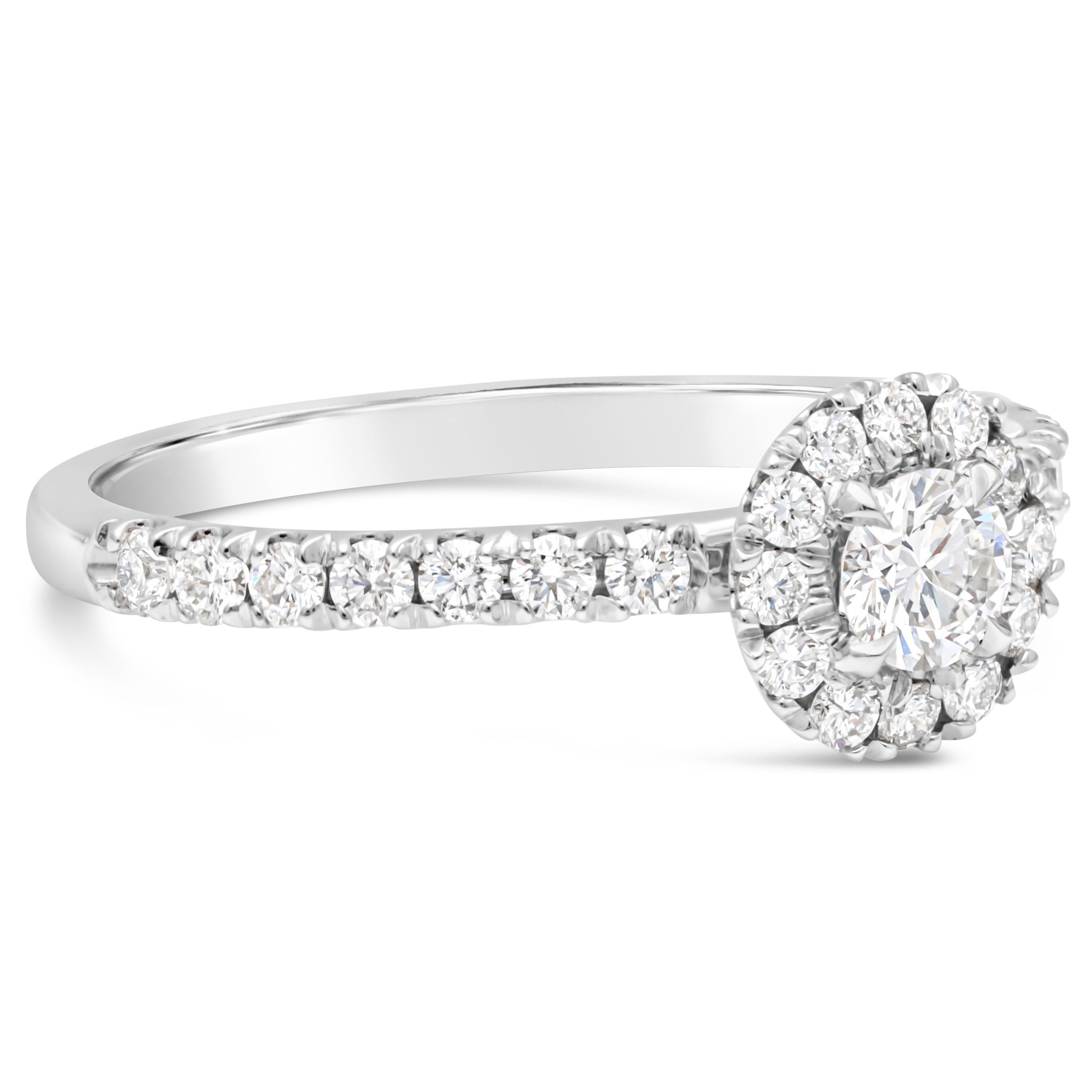 Contemporain Roman Malakov, bague de fiançailles sertie d'un halo de diamants ronds de 0,21 carat, certifié GIA en vente