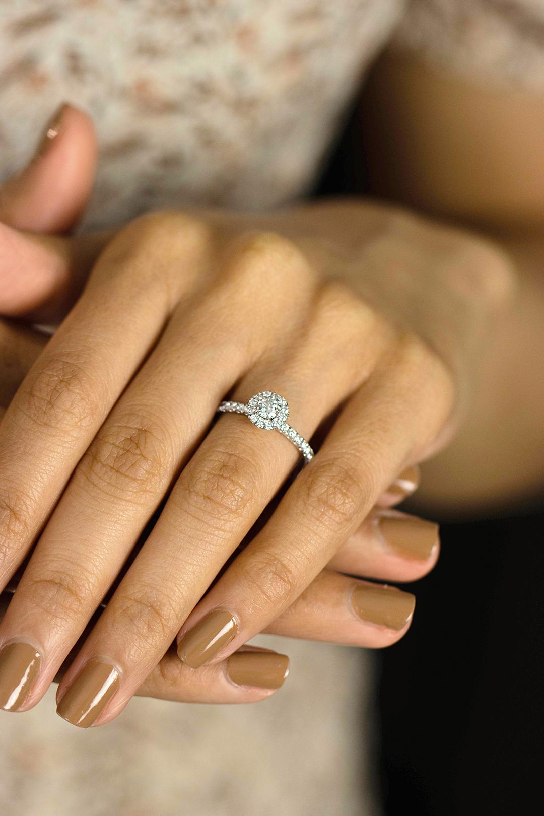 Roman Malakov, bague de fiançailles sertie d'un halo de diamants ronds de 0,21 carat, certifié GIA Neuf - En vente à New York, NY