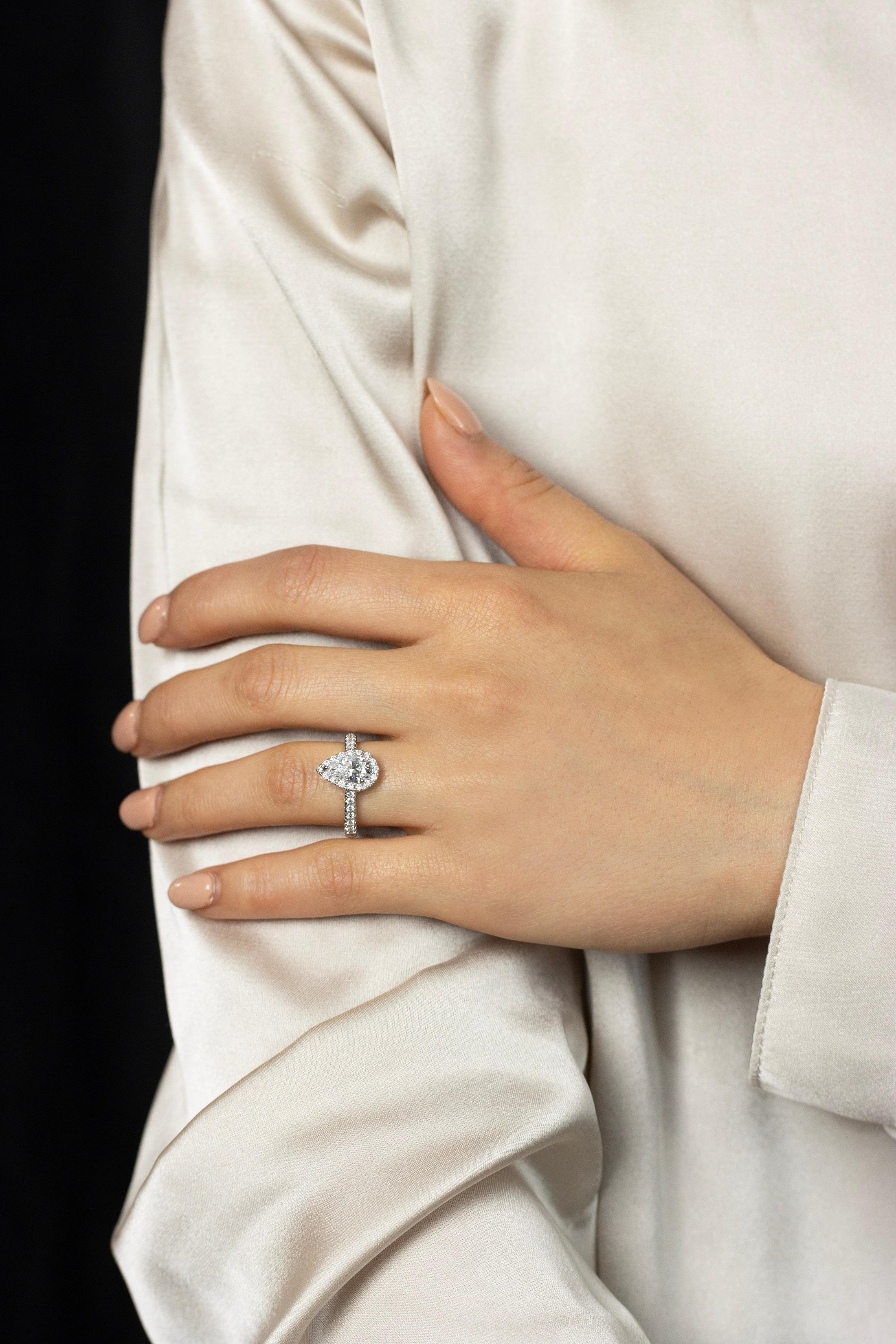 Roman Malakov GIA Certified 1.04 Carats Pear Shape Diamond Halo Engagement Ring In New Condition For Sale In New York, NY
