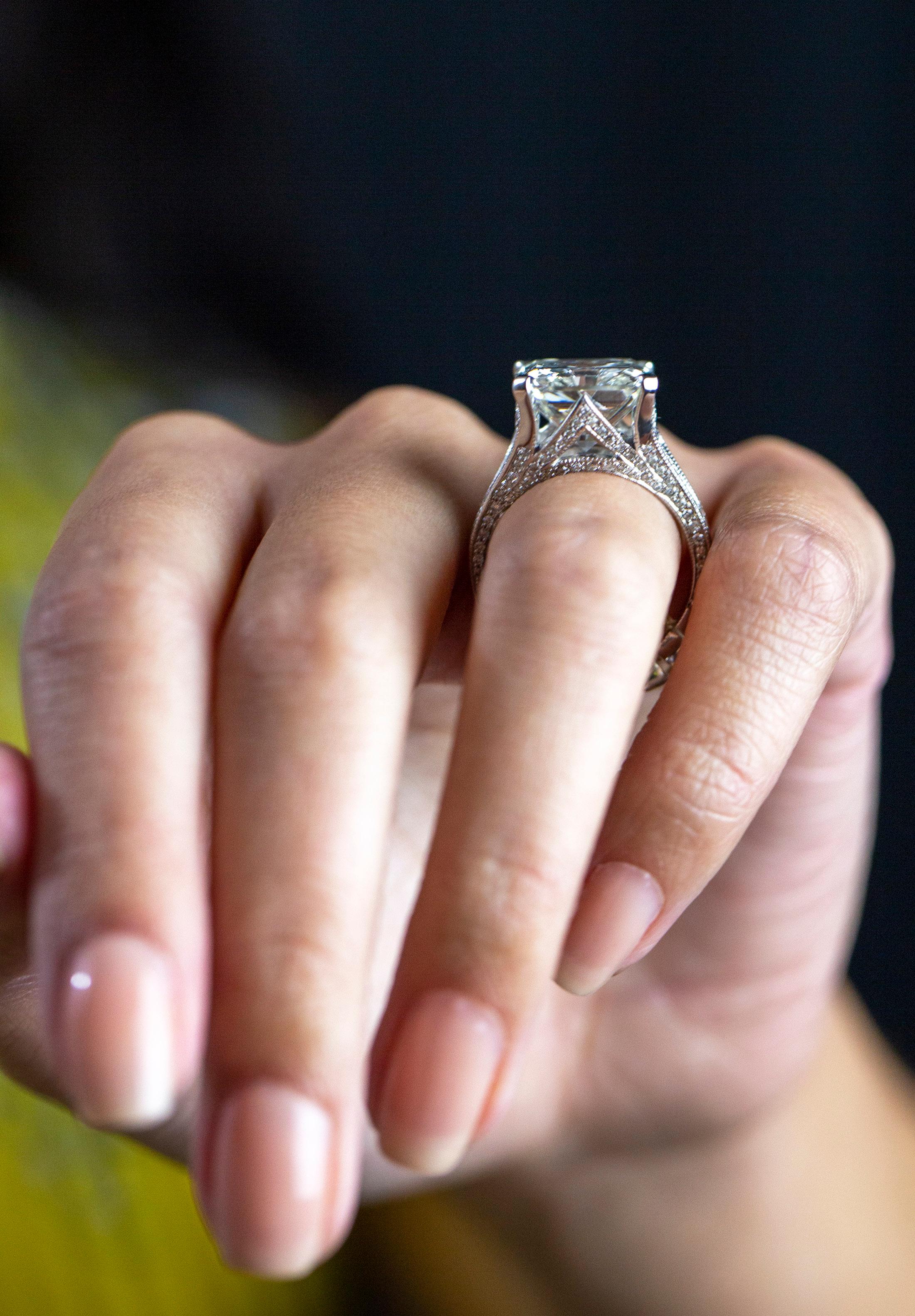 Roman Malakov Verlobungsring mit GIA-zertifiziertem 10,65 Karat Diamant im Strahlenschliff Damen im Angebot