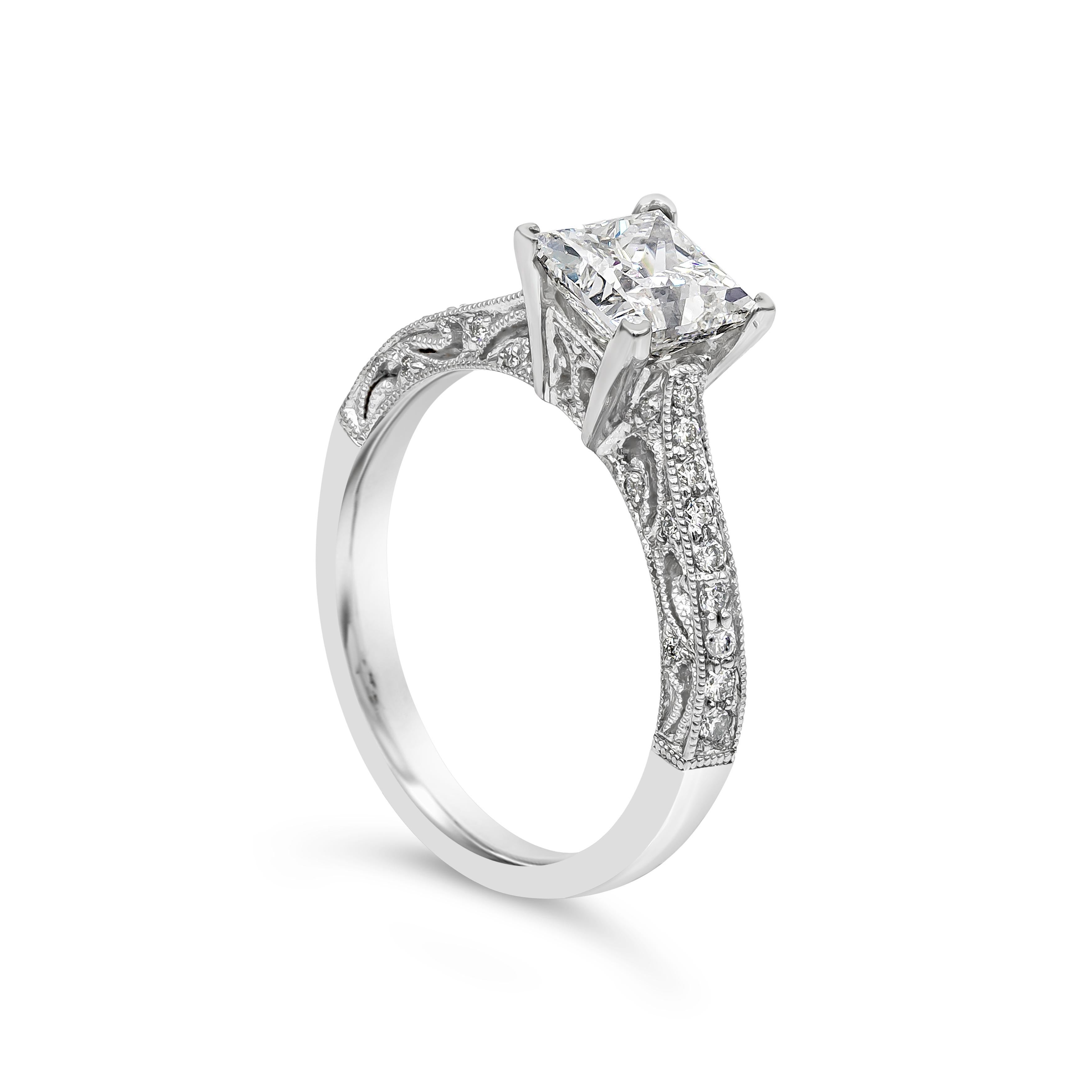Un bijou classique et intemporel, mettant en valeur un diamant de taille princesse de 1,22 carats certifié par le GIA de couleur J et de pureté VVS2, serti sur une monture en or blanc 14 carats. Accentué par 34 diamants ronds de taille brillant
