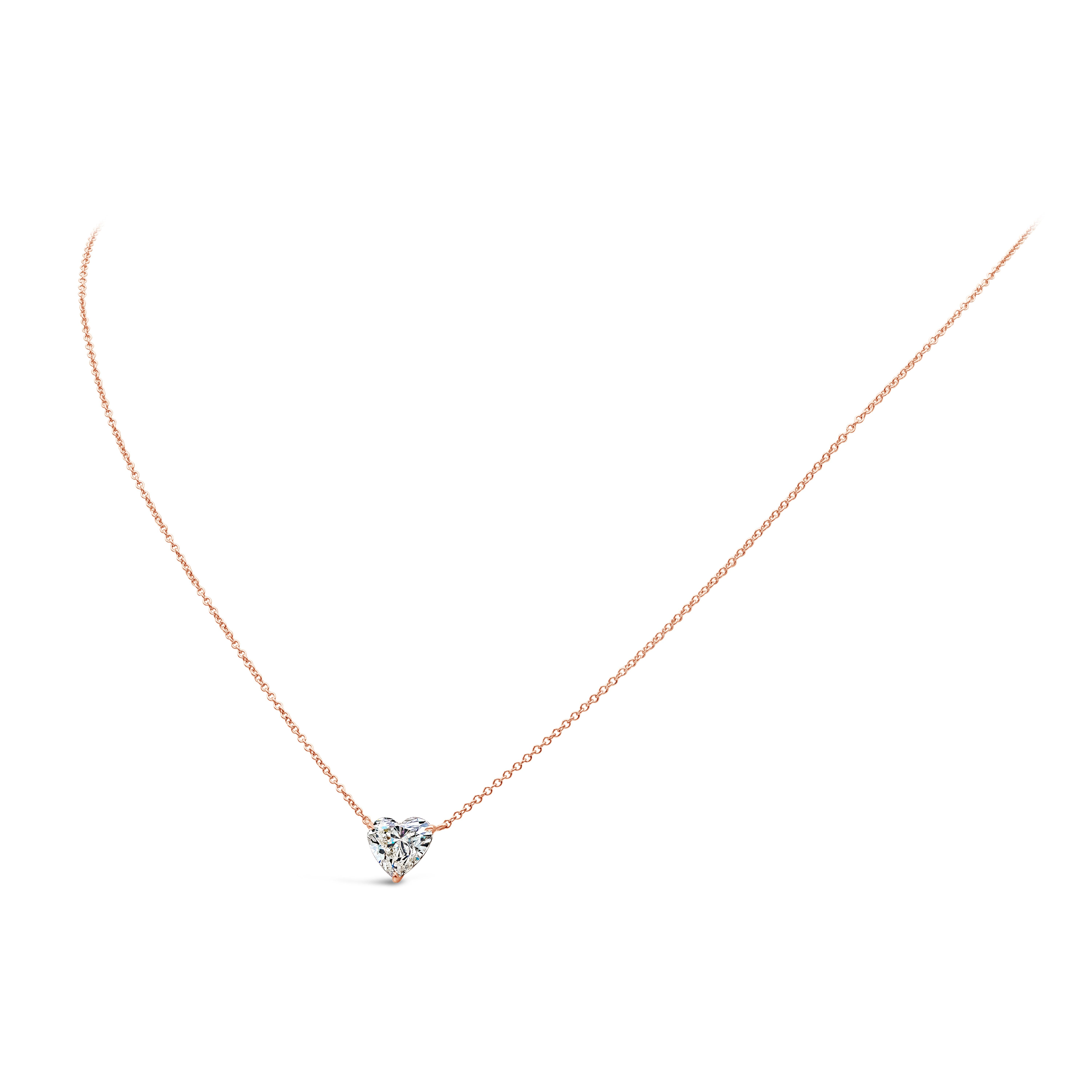 Une pièce tout simplement élégante mettant en valeur un collier pendentif en forme de cœur de 1,53 carat certifié par le GIA, de couleur M et de clarté I1. Fabriqué en or rose 18K. Longueur de 16 à 18 pouces. 

Style disponible dans différentes