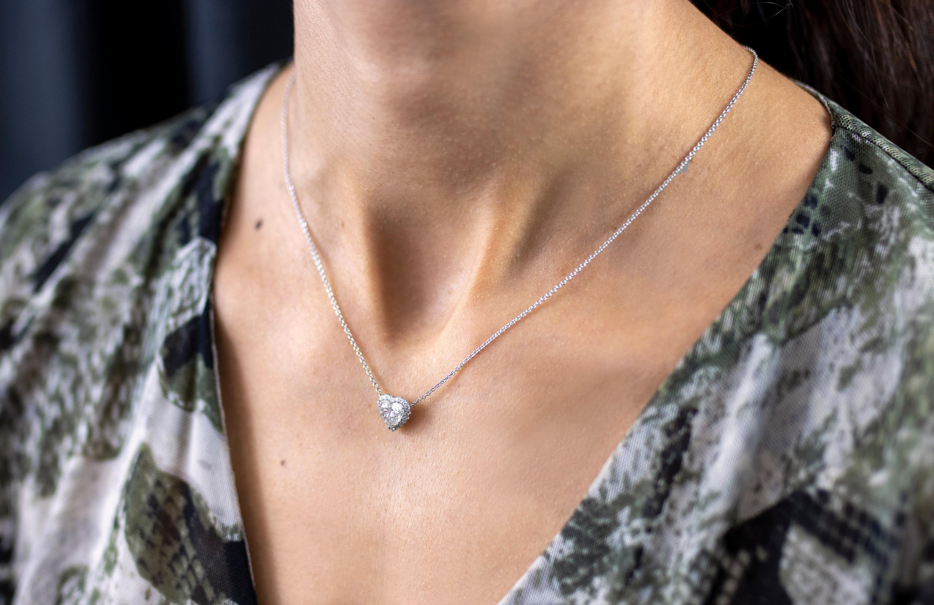 GIA zertifiziert 1,80 Karat Herz Form Diamant Anhänger Halo Halskette im Zustand „Neu“ im Angebot in New York, NY