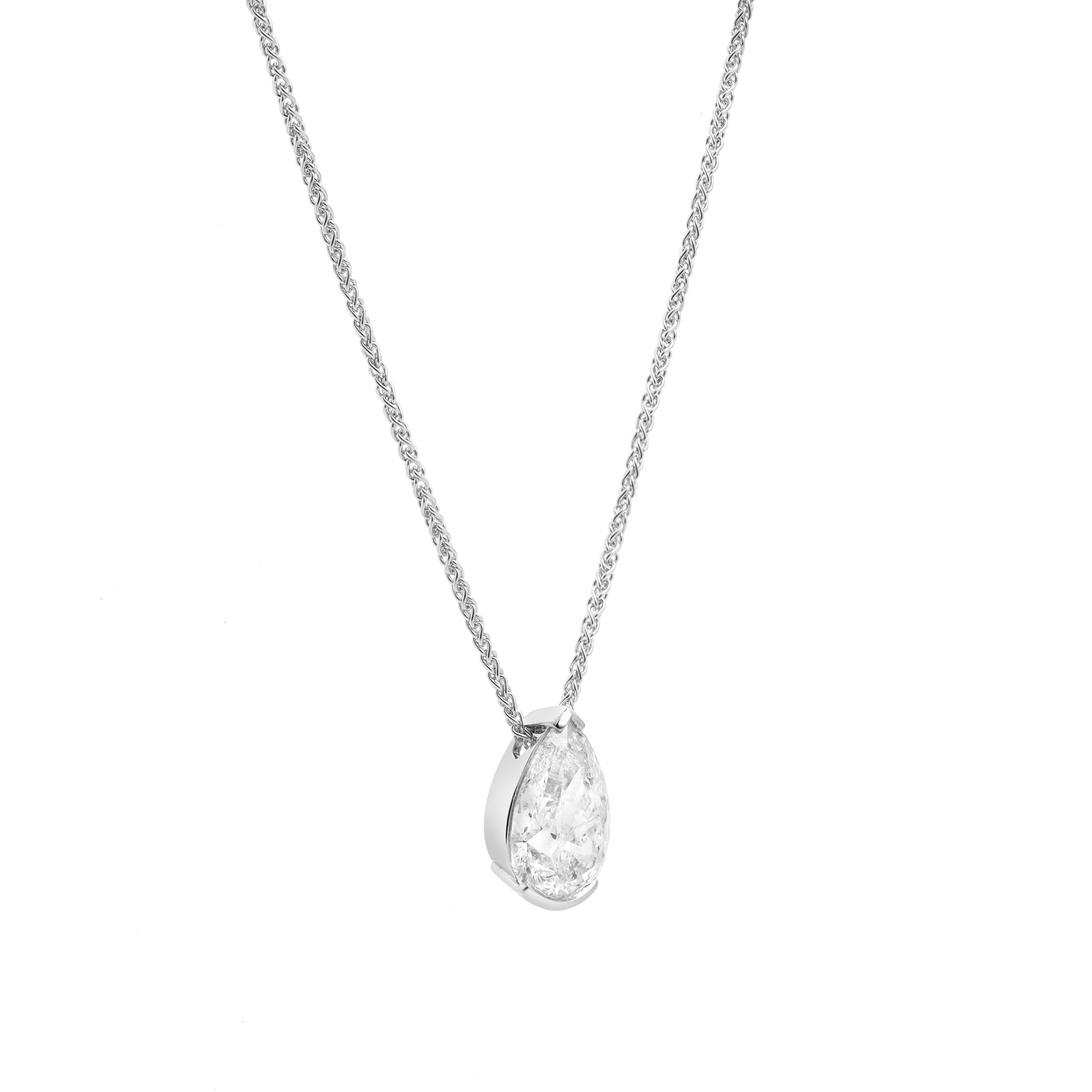 Eine schöne Anhänger-Halskette mit einem 2,00 Karat birnenförmigen Diamanten, der von GIA als J Farbe und I2 Klarheit zertifiziert wurde, in einer Halbkugel-Fassung aus 18 Karat Weißgold. Kommt mit einer 18K Weißgold Weizen Stil Kette, 16 Zoll in