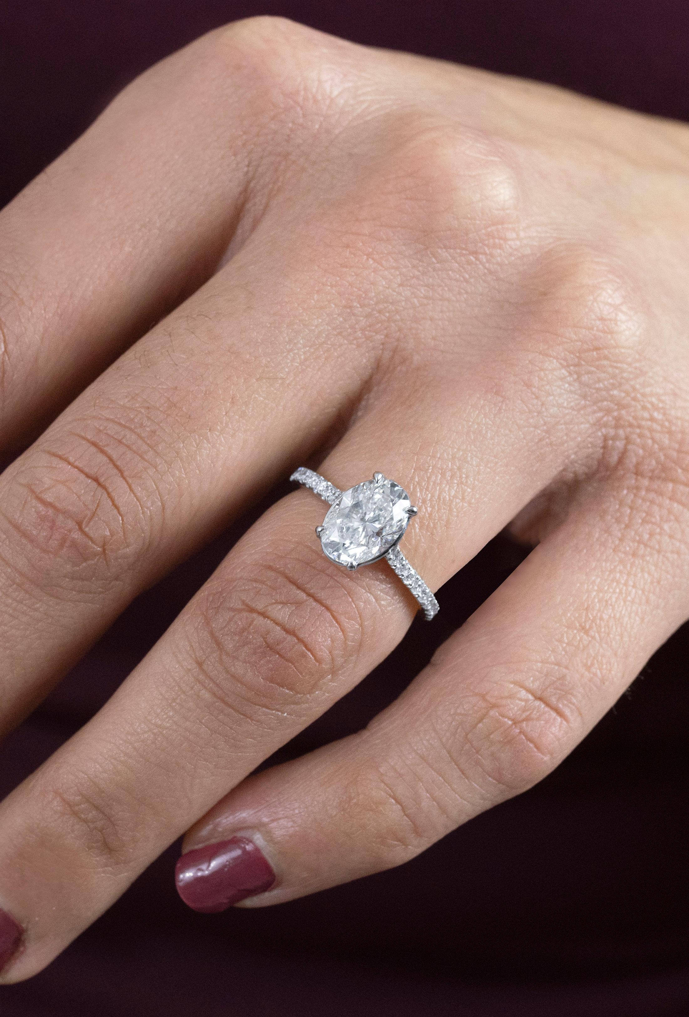 Roman Malakov Verlobungsring mit GIA-zertifiziertem 2.02 Karat Diamant im Ovalschliff Damen im Angebot