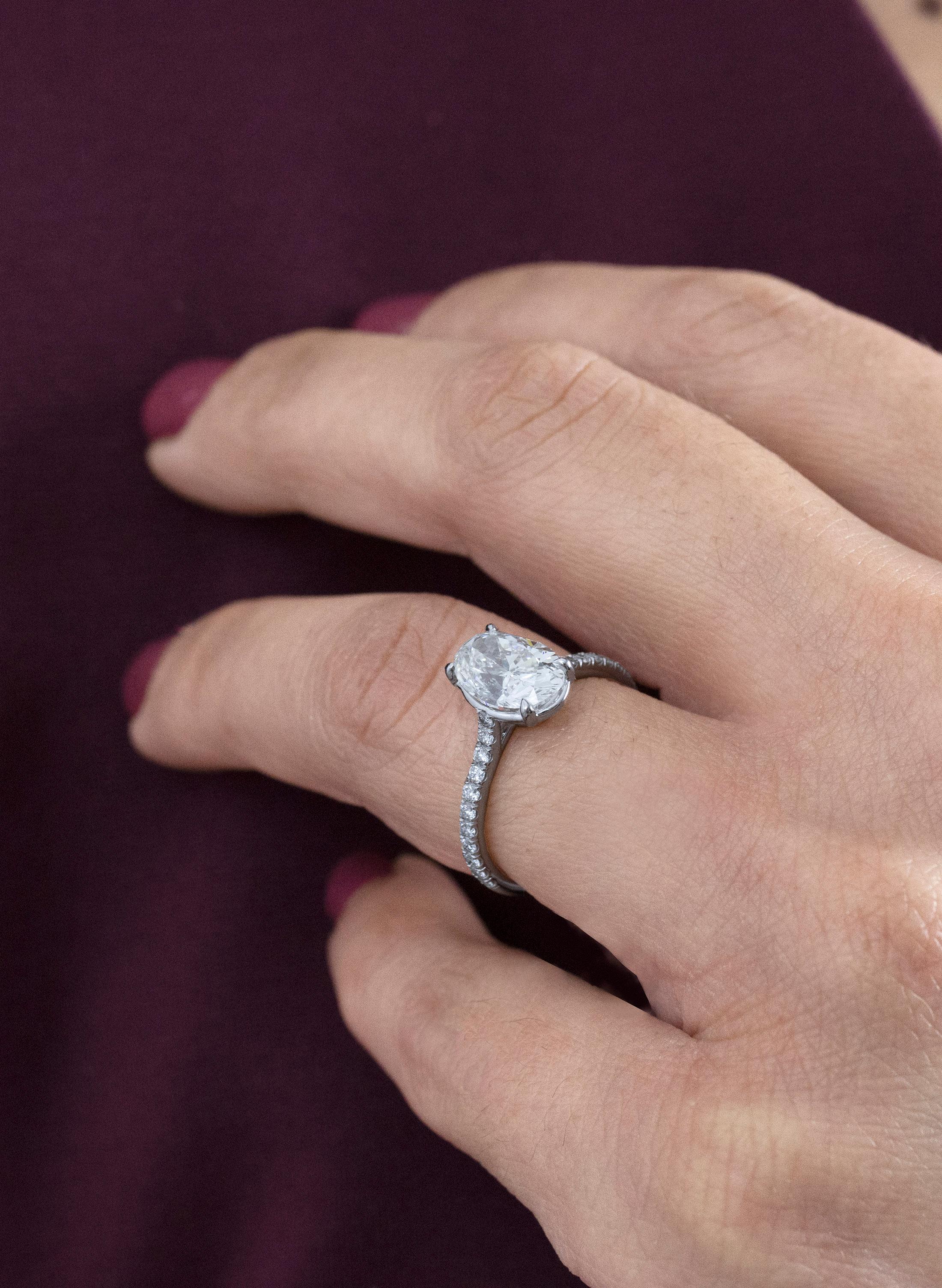 Women's Roman Malakov GIA Certified 2.02 Carat Oval Cut Diamond Engagement Ring For Sale