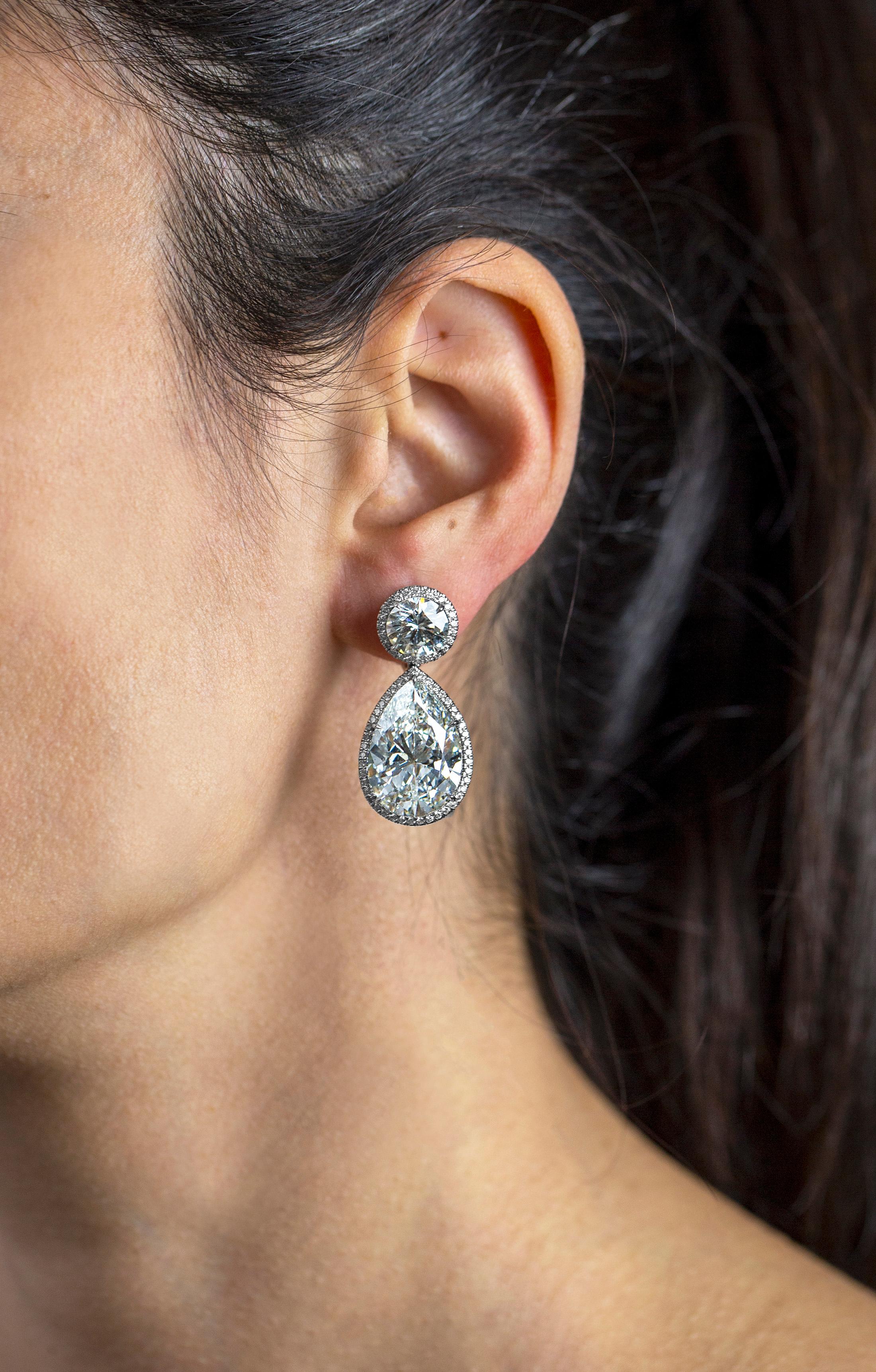 Taille poire Roman Malakov Pendants d'oreilles en forme de poire avec diamants de 24.32 carats au total certifiés GIA en vente