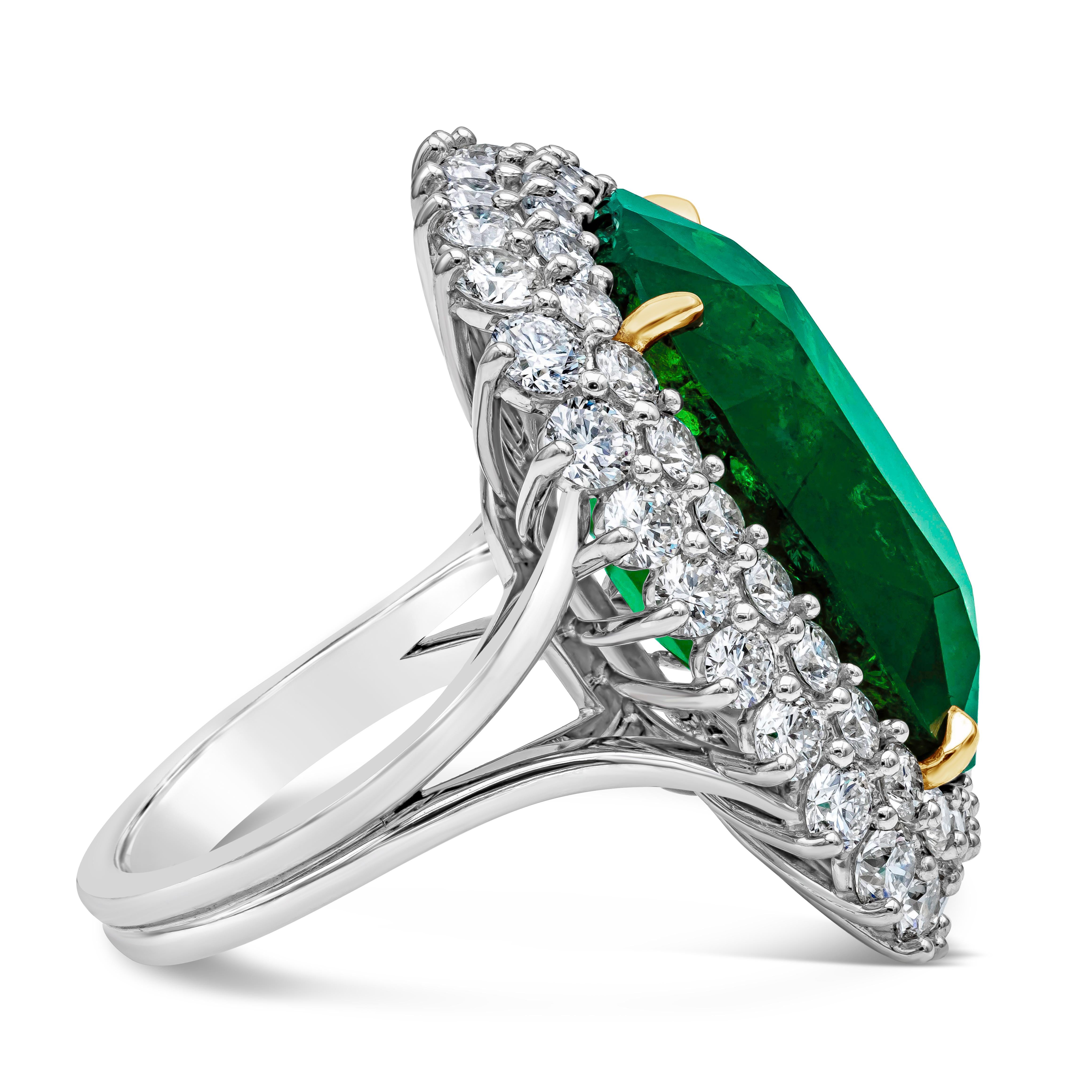 Contemporain Bague cocktail avec émeraude taille coussin de 24,75 carats et diamants certifiés GIA en vente