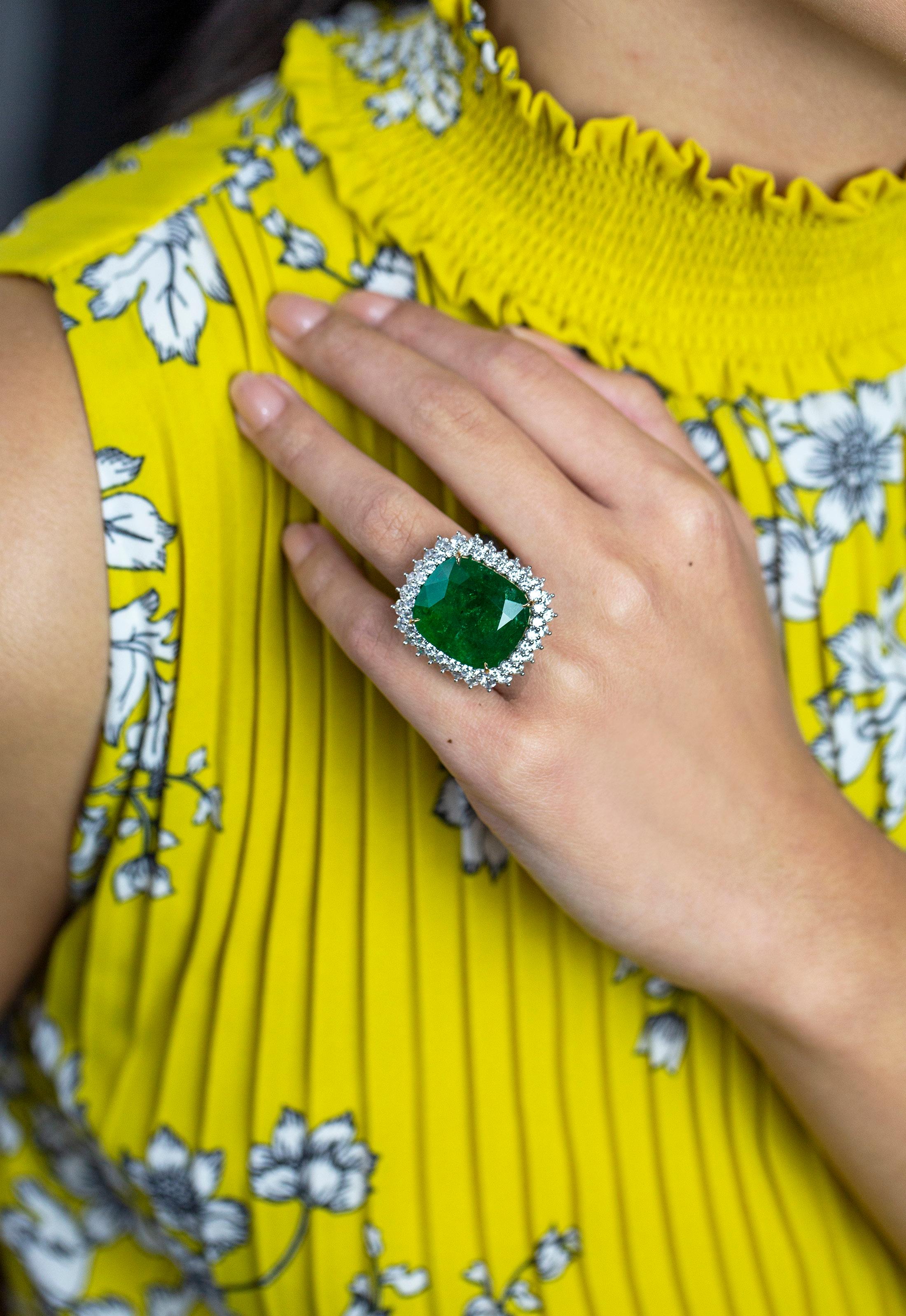Taille coussin Bague cocktail avec émeraude taille coussin de 24,75 carats et diamants certifiés GIA en vente