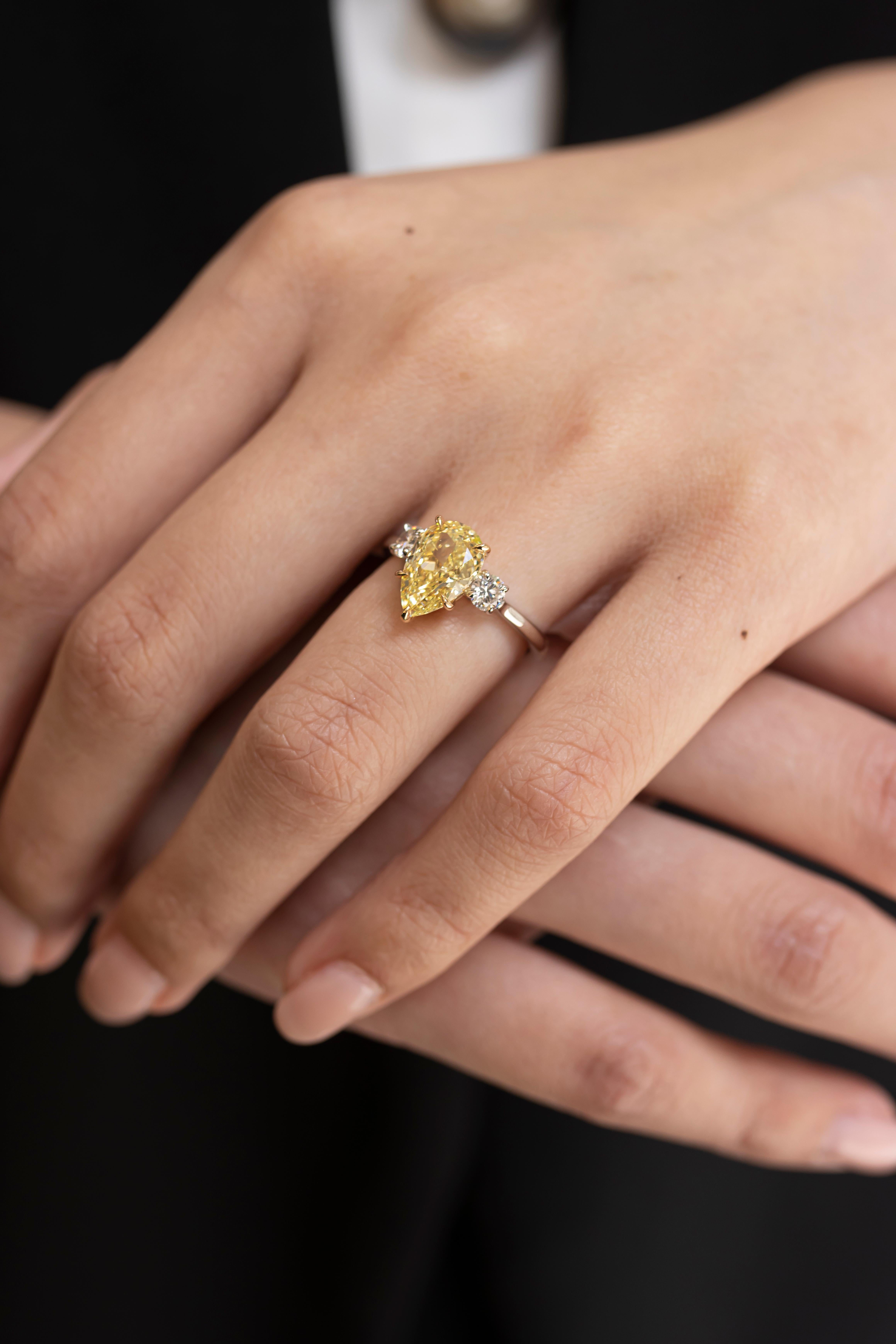 GIA-zertifizierter 2,53 Karat birnenförmiger gelber Fancy-Diamant-Verlobungsring (Tropfenschliff) im Angebot