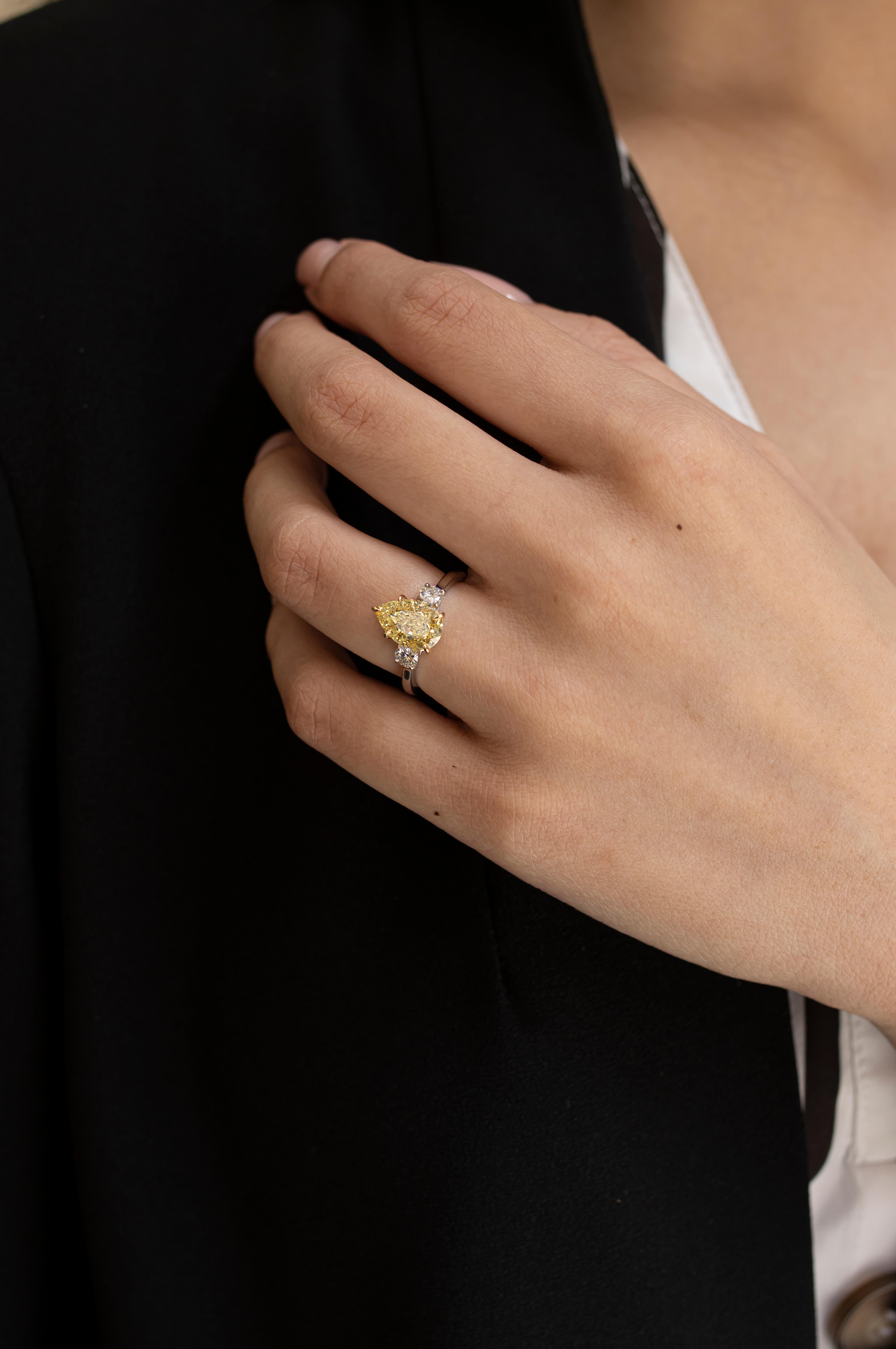 GIA-zertifizierter 2,53 Karat birnenförmiger gelber Fancy-Diamant-Verlobungsring im Zustand „Neu“ im Angebot in New York, NY
