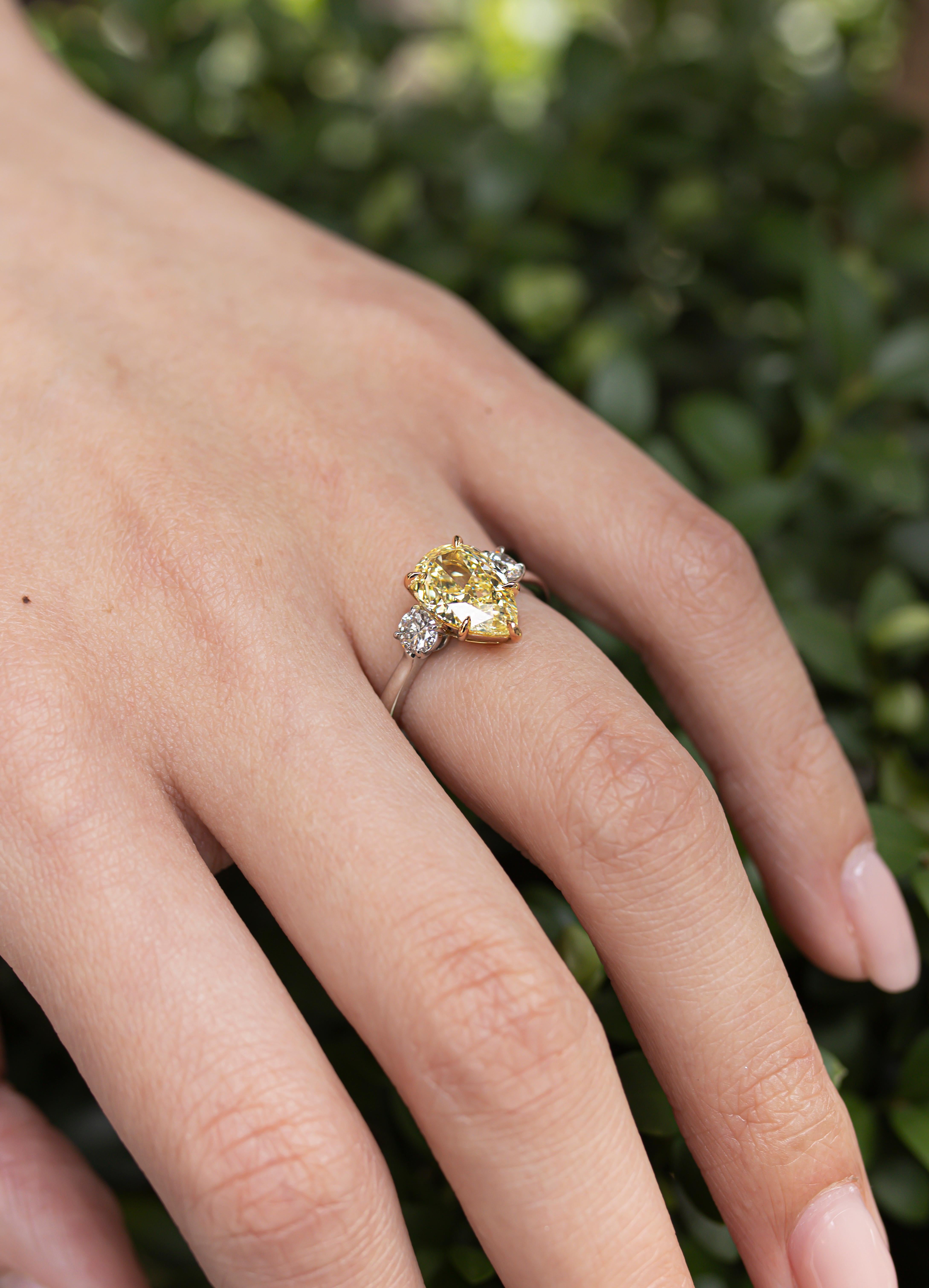GIA-zertifizierter 2,53 Karat birnenförmiger gelber Fancy-Diamant-Verlobungsring Damen im Angebot