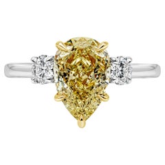 Anillo de compromiso de tres piedras con diamante amarillo en forma de pera certificado por el GIA de 2.53 quilates