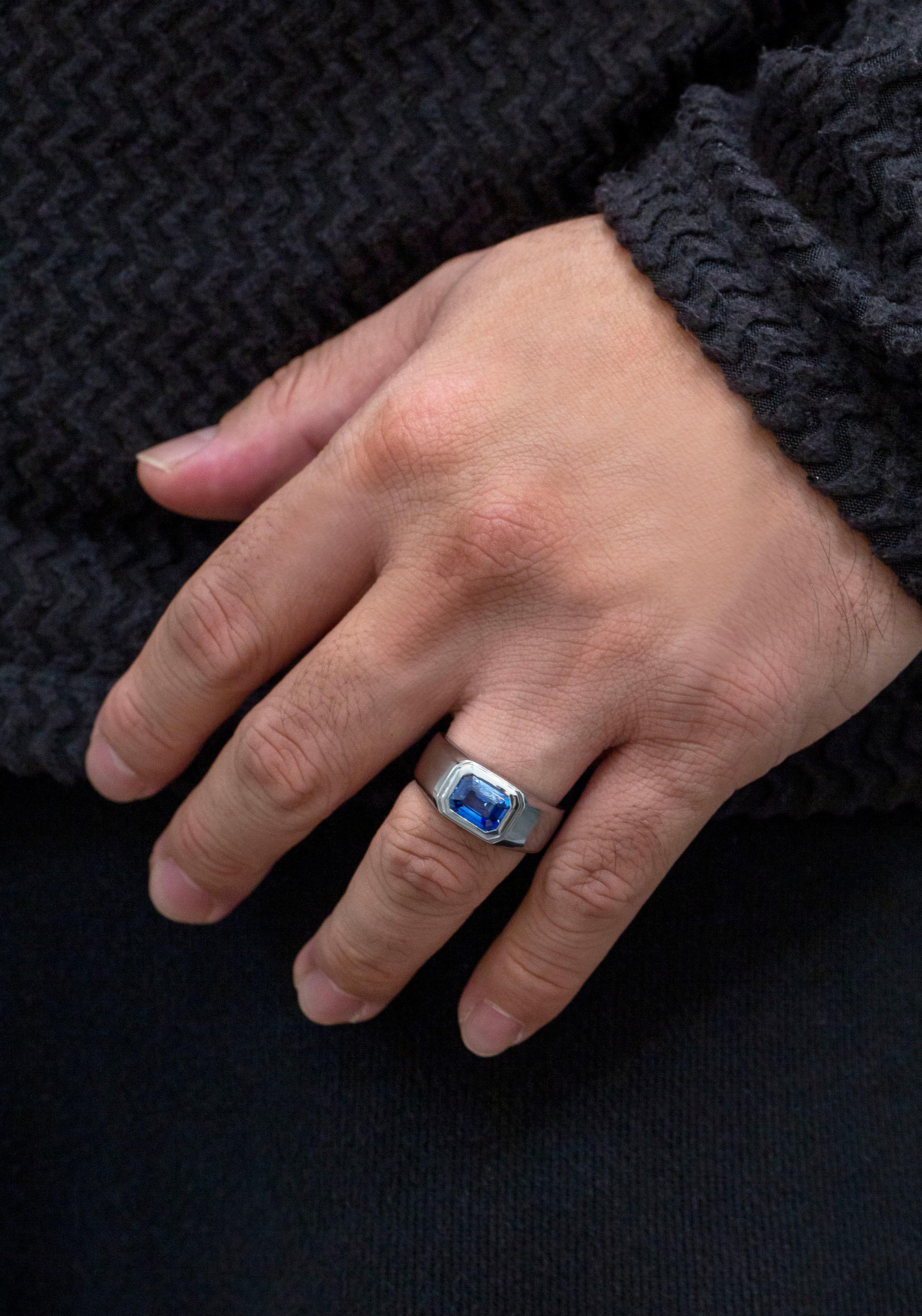 Roman Malakov GIA Certified 2.98 Carat Emerald Cut Blue Sapphire Ring In New Condition For Sale In New York, NY