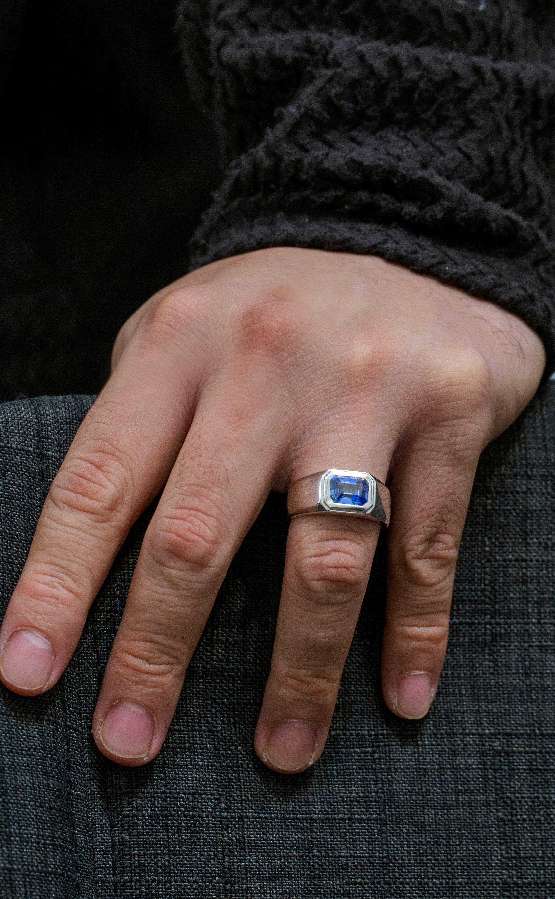 Women's or Men's Roman Malakov GIA Certified 2.98 Carat Emerald Cut Blue Sapphire Ring For Sale