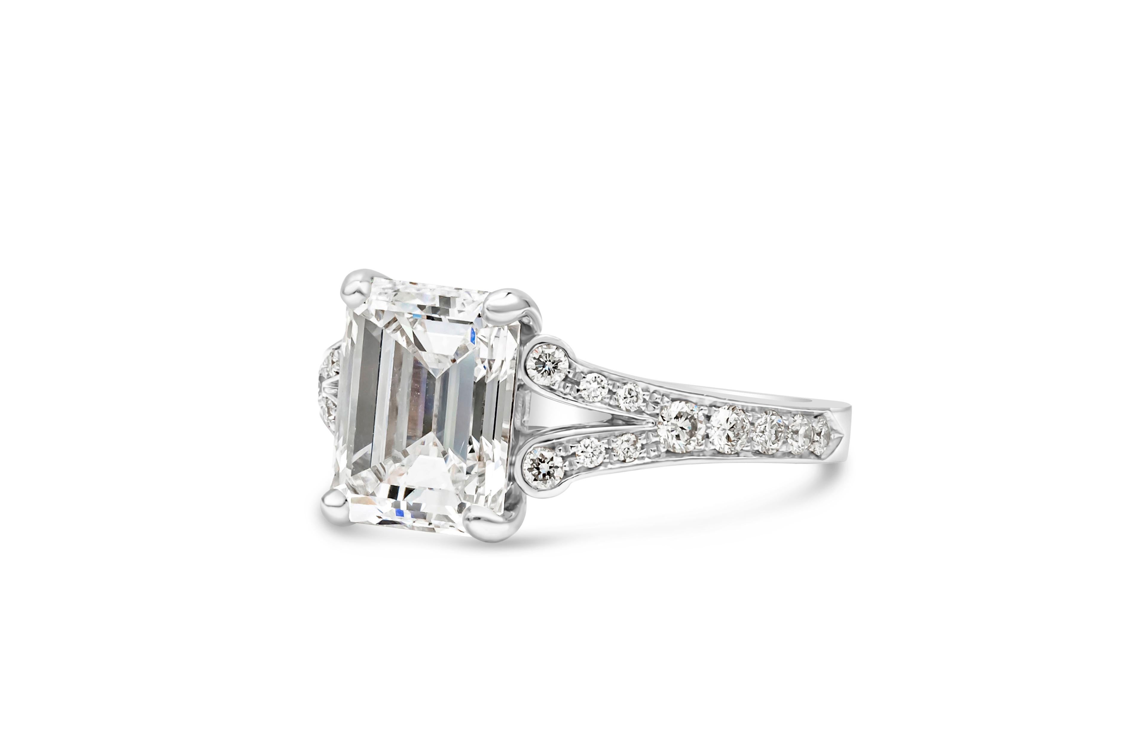Contemporain Roman Malakov, bague de fiançailles en forme de fendue avec diamant taille émeraude certifié GIA de 3,01 carats en vente