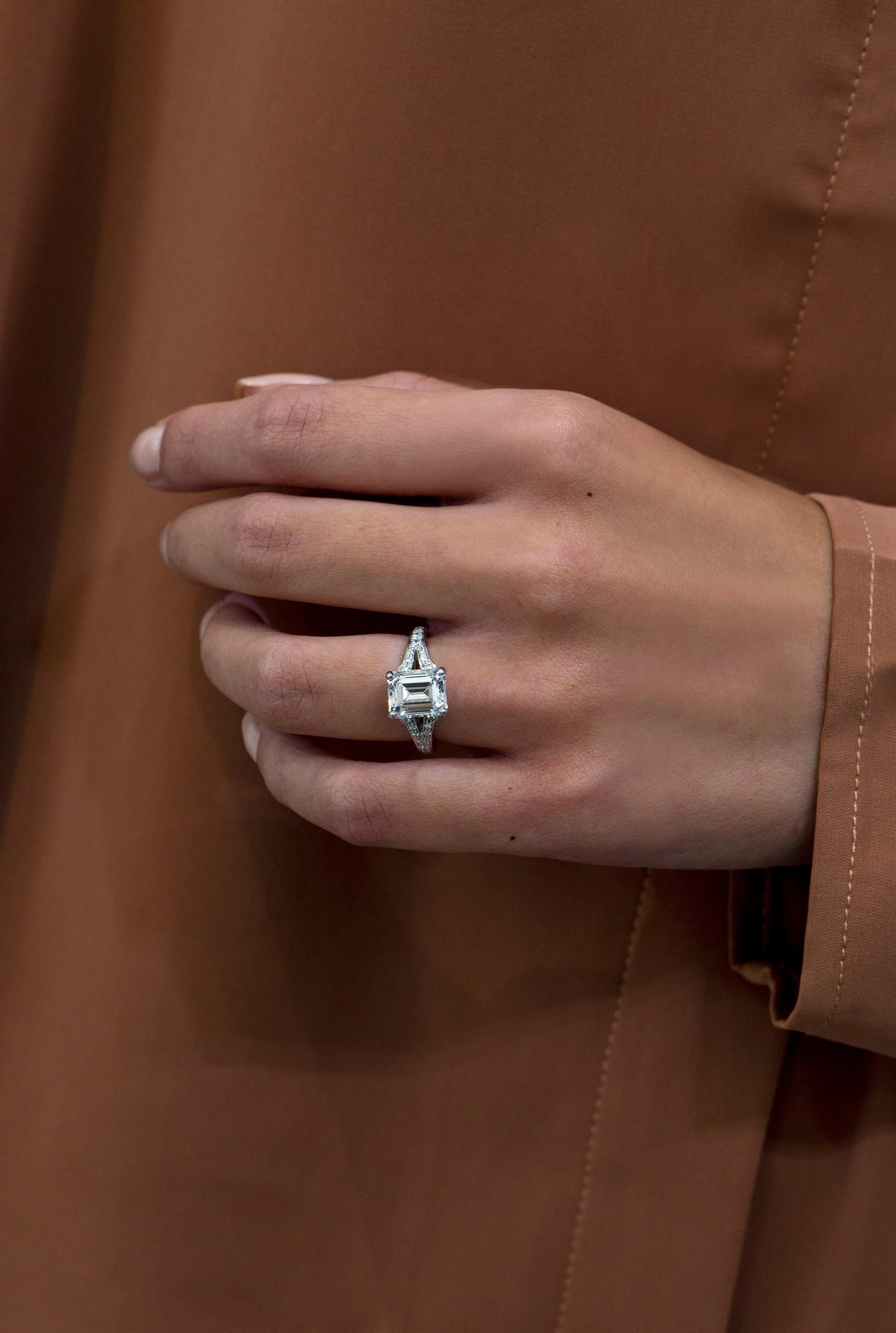 Roman Malakov Verlobungsring in geteiltem Form mit GIA-zertifiziertem 3,01 Karat Diamant im Smaragdschliff Damen im Angebot