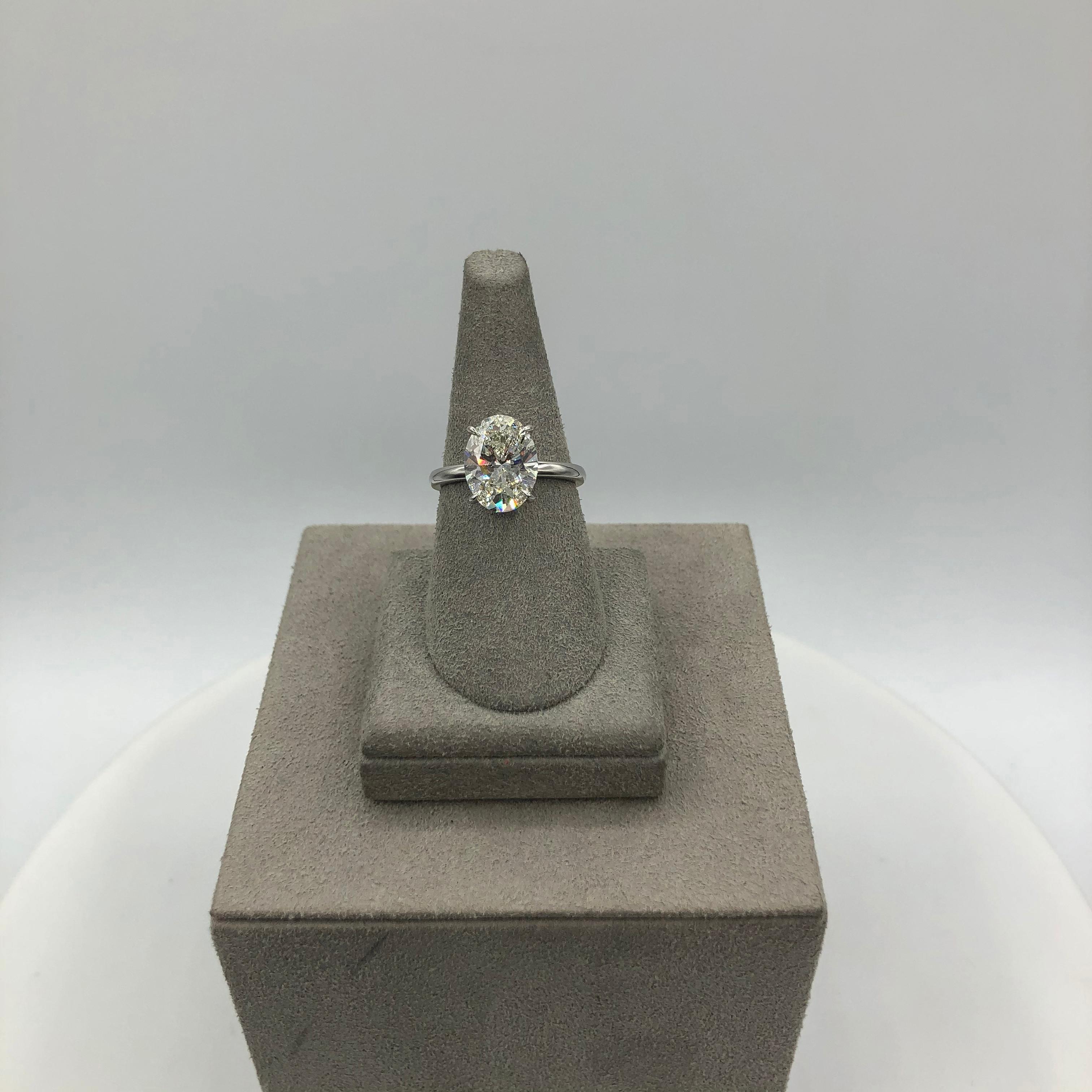 Bague de fiançailles solitaire en diamant de taille ovale certifié GIA de 3,50 carats au total en vente 2