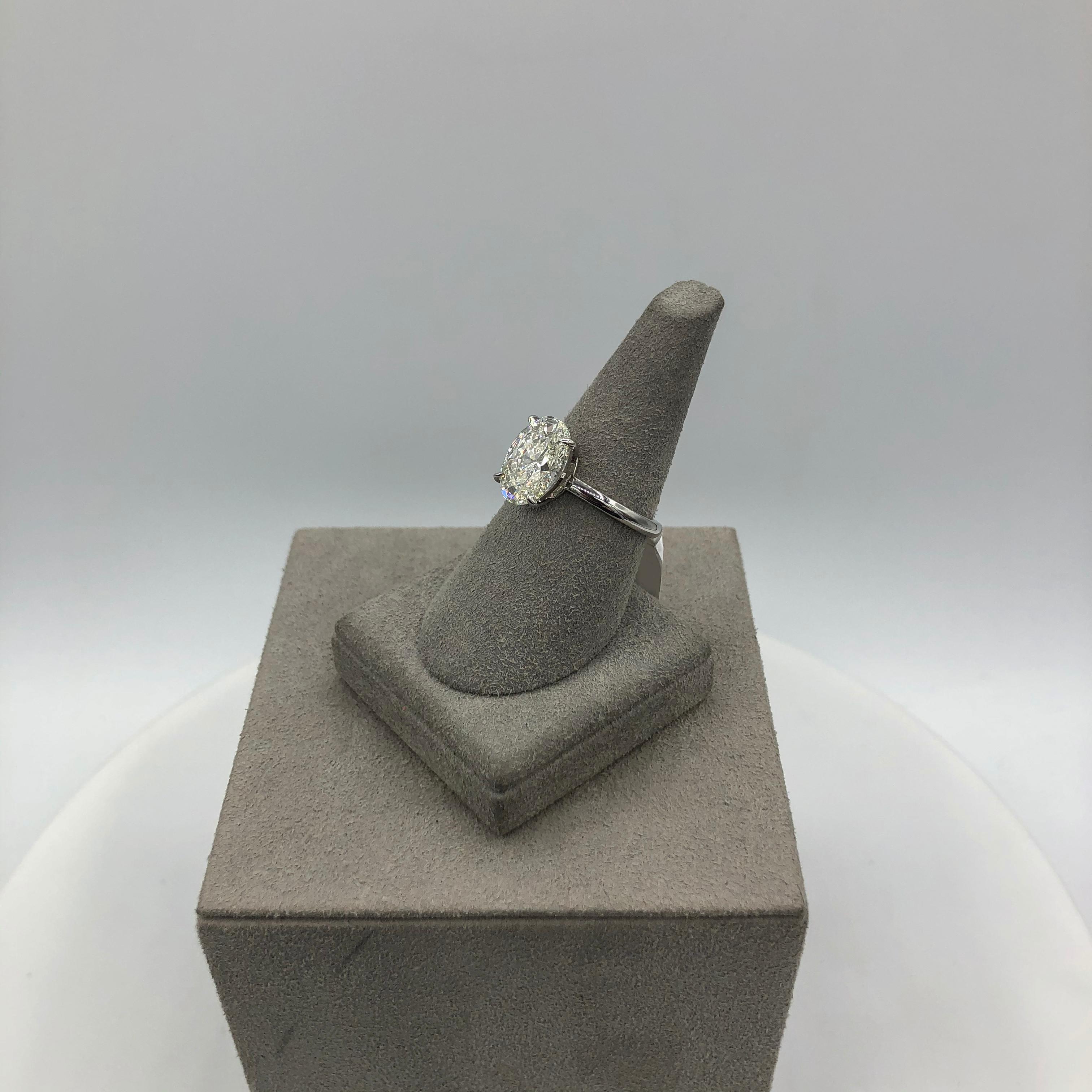 Bague de fiançailles solitaire en diamant de taille ovale certifié GIA de 3,50 carats au total en vente 4