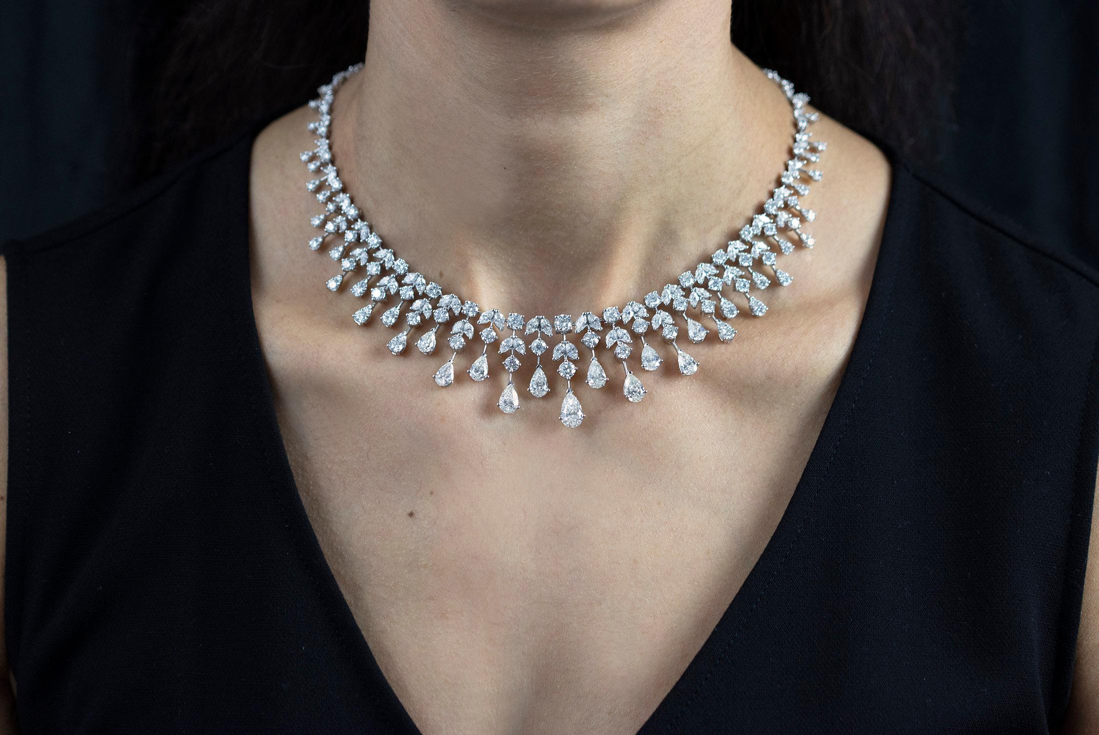 Contemporain Roman Malakov, collier pendentif en forme de poire avec diamants 37,20 certifiés GIA en vente