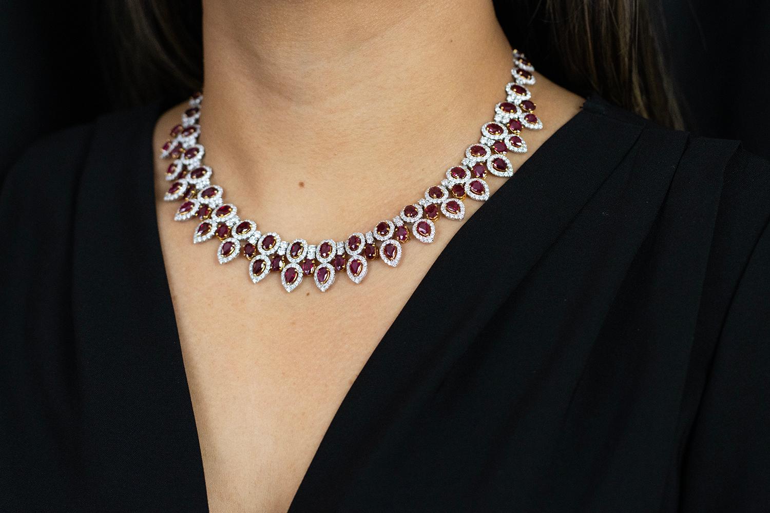De las mujeres Roman Malakov Collar Halo de Rubí de Birmania y Diamantes Certificado GIA de 38,92 quilates en venta