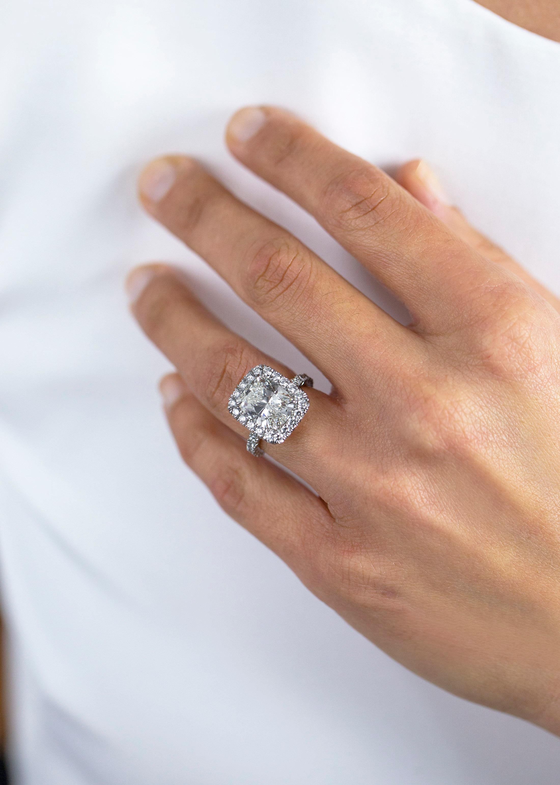 Contemporain Roman Malakov Bague de fiançailles avec halo de diamants taille coussin de 5.01 carats certifiés GIA en vente