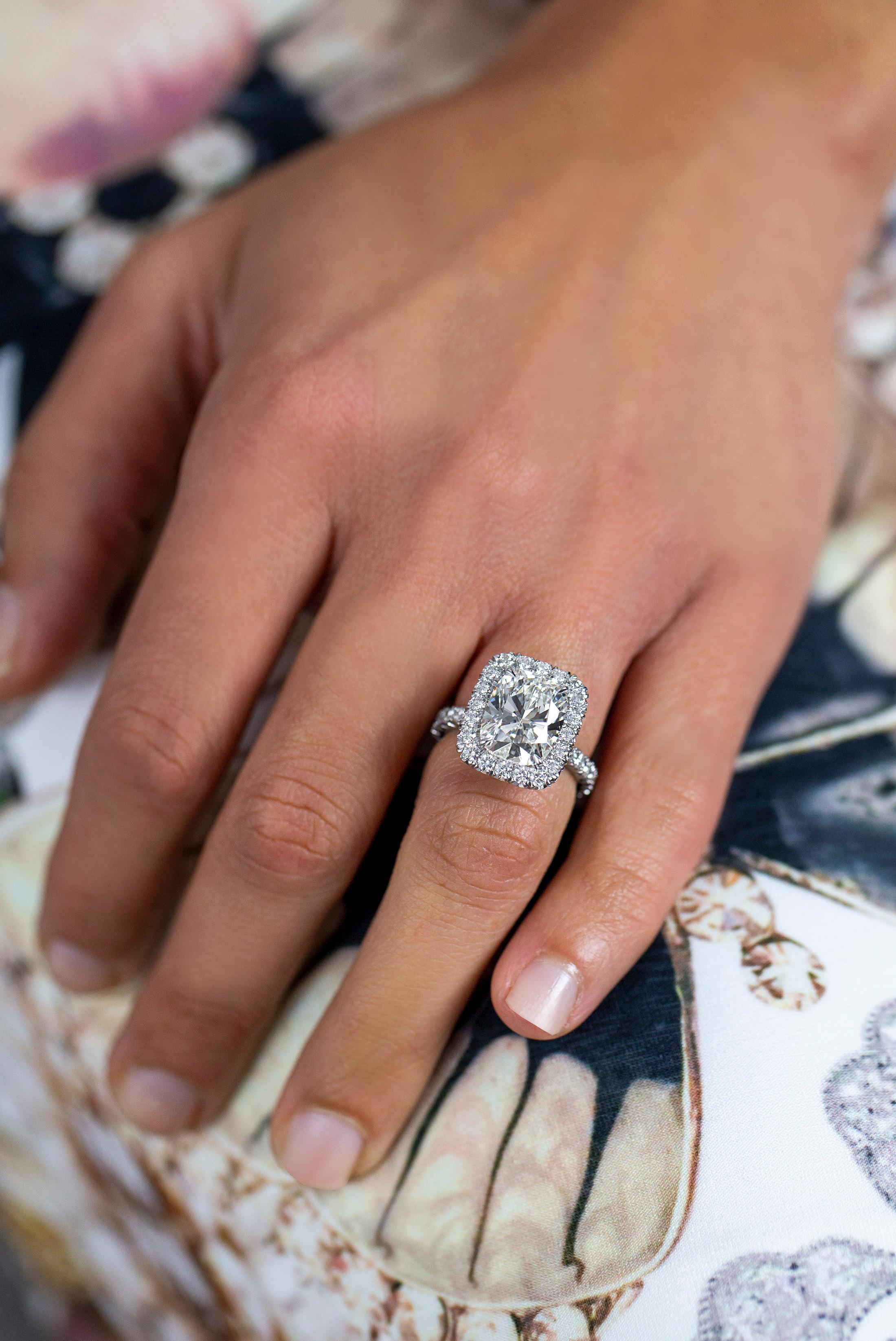 Taille coussin Roman Malakov Bague de fiançailles avec halo de diamants taille coussin de 5.01 carats certifiés GIA en vente