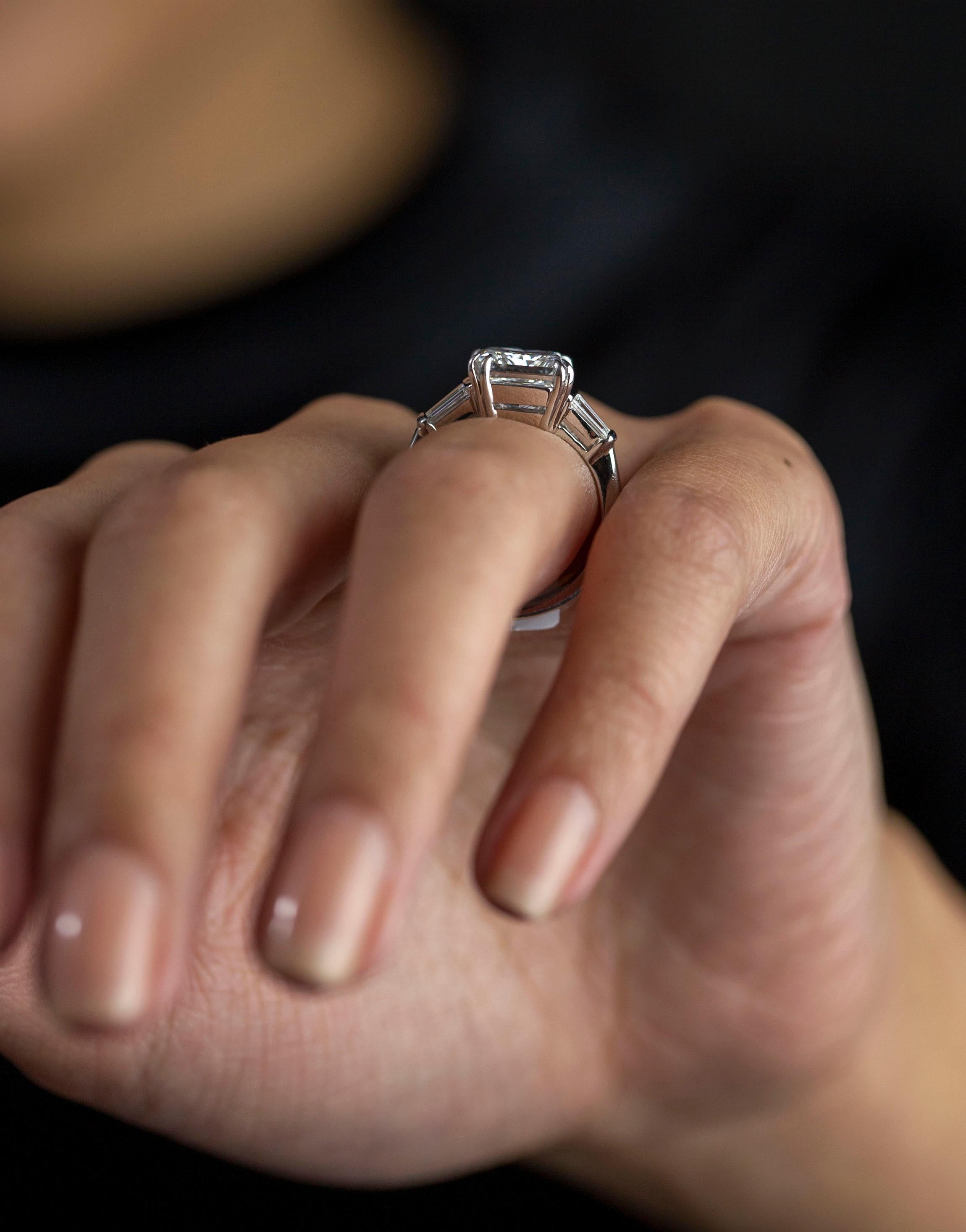 Roman Malakov Verlobungsring mit GIA-zertifiziertem 5,03 Karat Diamant im Prinzessinnenschliff im Zustand „Neu“ im Angebot in New York, NY