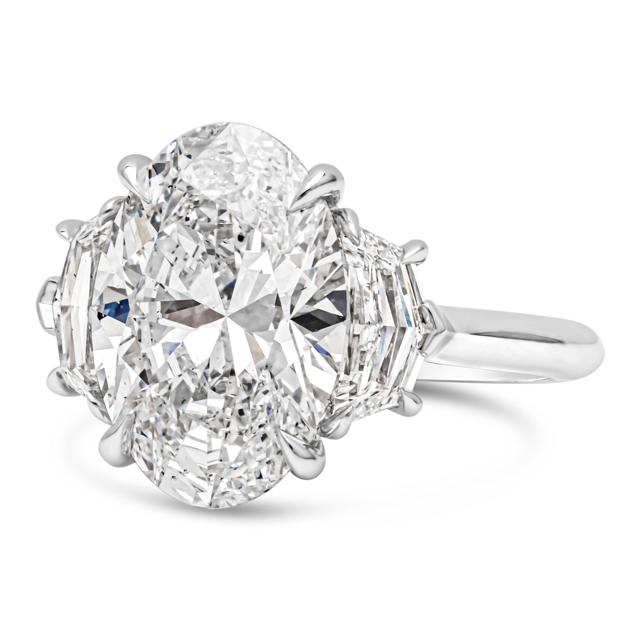 Contemporain Bague de fiançailles à trois pierres en platine avec diamant taille ovale certifié GIA de 5.11 carats en vente