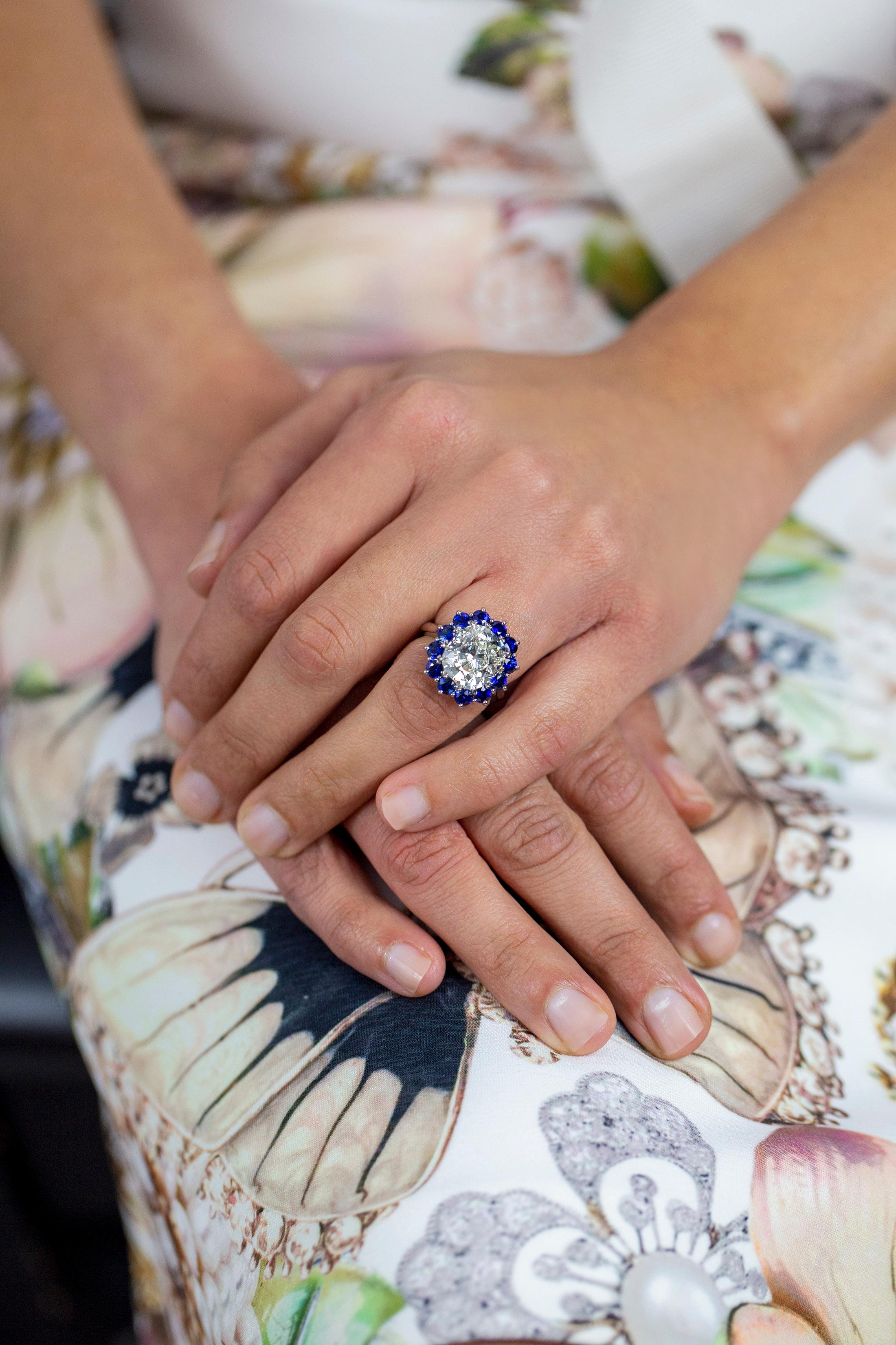 Taille coussin Roman Malakov Bague de fiançailles avec halo de diamants taille coussin de 7,04 carats certifiés GIA en vente