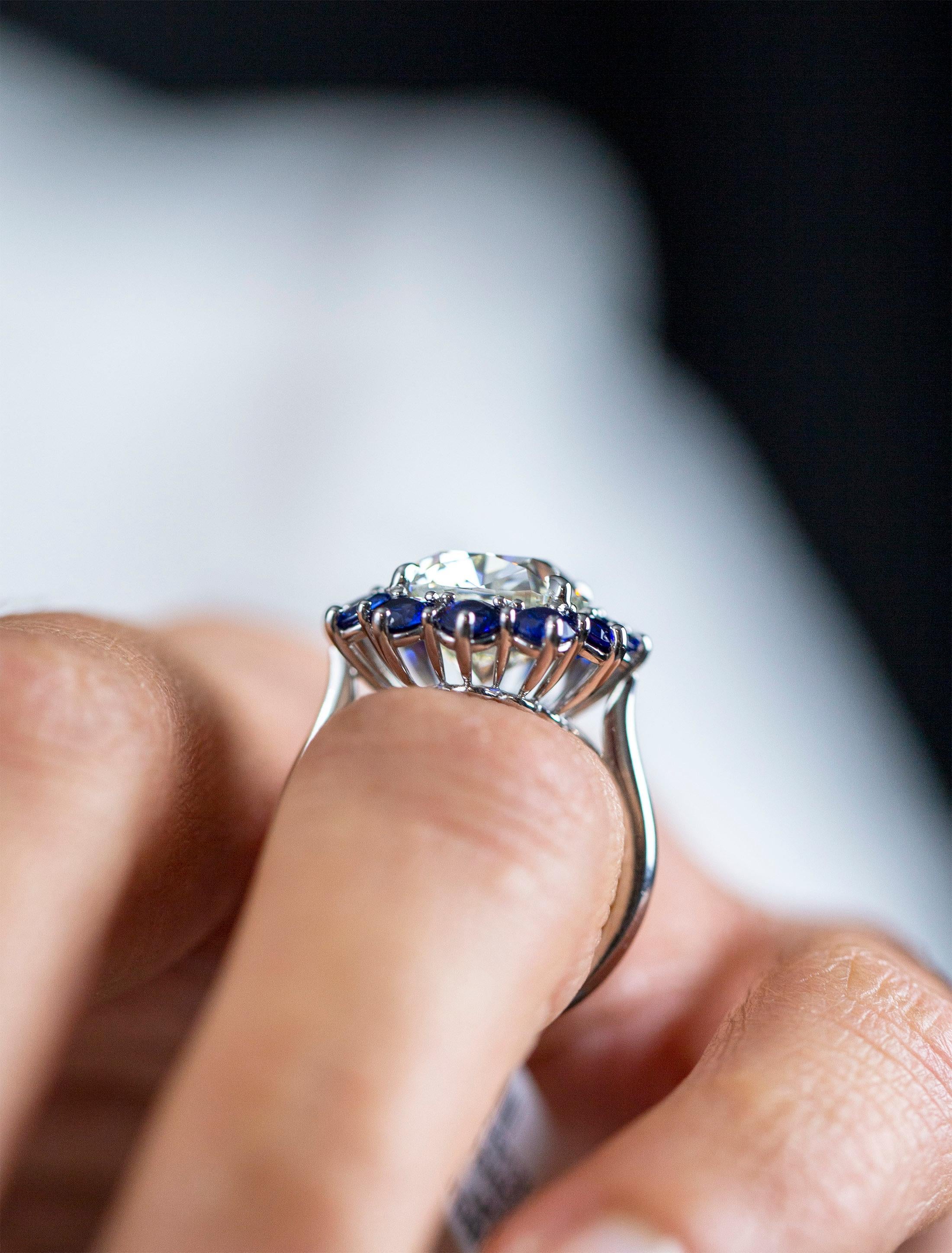 Roman Malakov Bague de fiançailles avec halo de diamants taille coussin de 7,04 carats certifiés GIA Pour femmes en vente