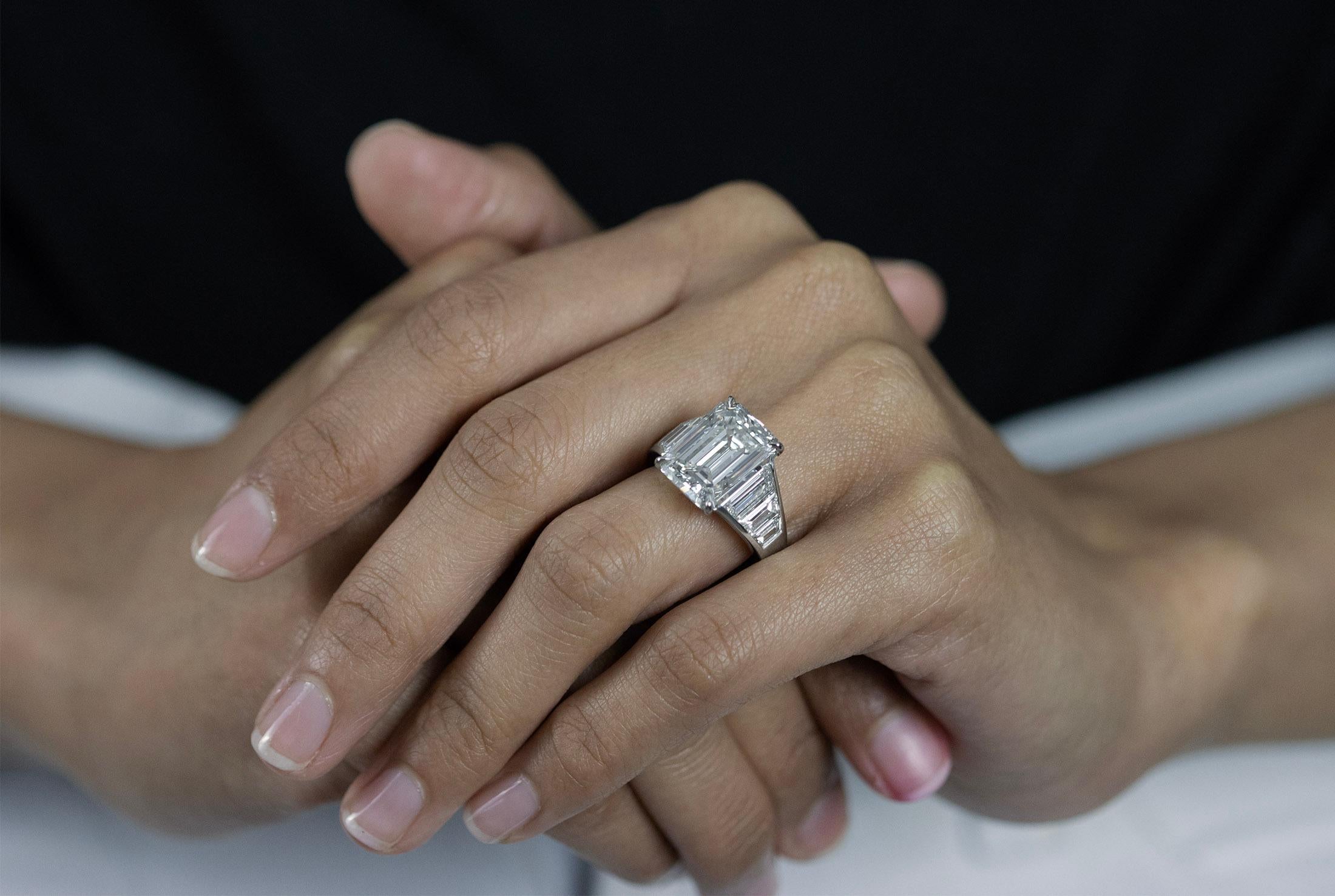 Roman Malakov Verlobungsring, GIA-zertifizierter 8,35 Karat Diamant im Smaragdschliff im Zustand „Neu“ im Angebot in New York, NY