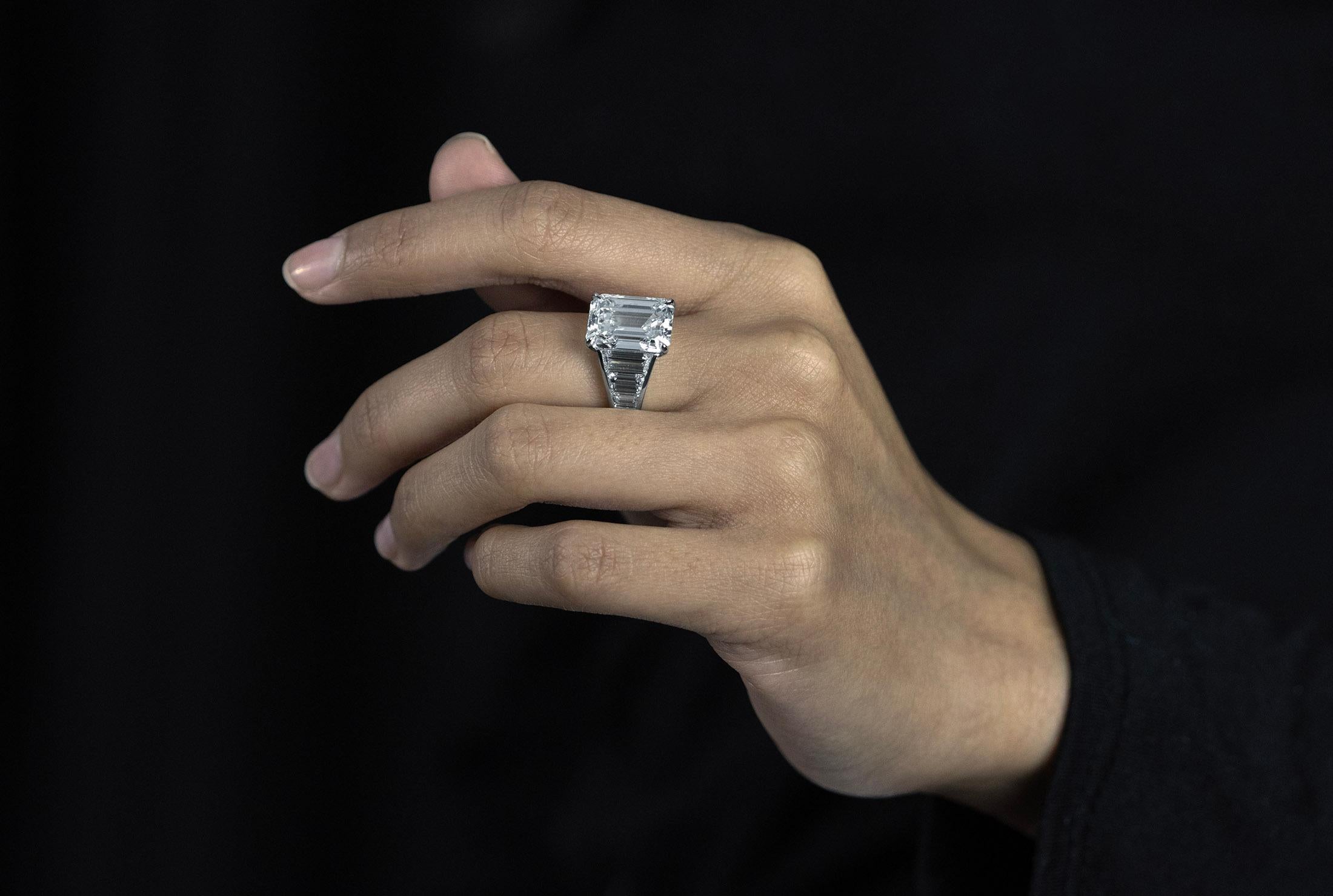 Verlobungsring aus Platin mit GIA-zertifiziertem 8,35 Karat Diamanten im Smaragdschliff Damen im Angebot