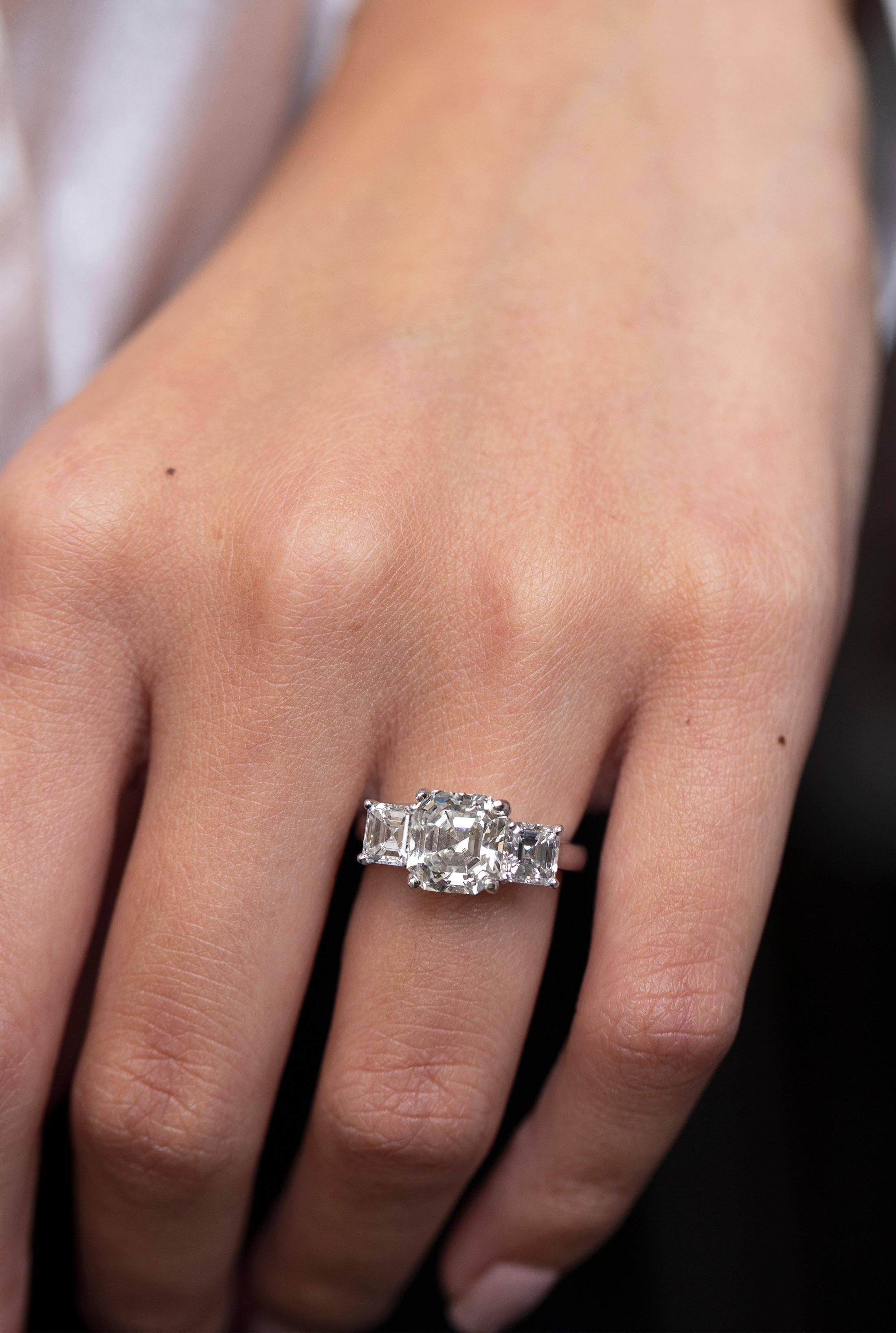 Verlobungsring mit drei Steinen, GIA-zertifizierter 3,03 Karat Asscher-Diamant im Step-Schliff im Zustand „Neu“ im Angebot in New York, NY
