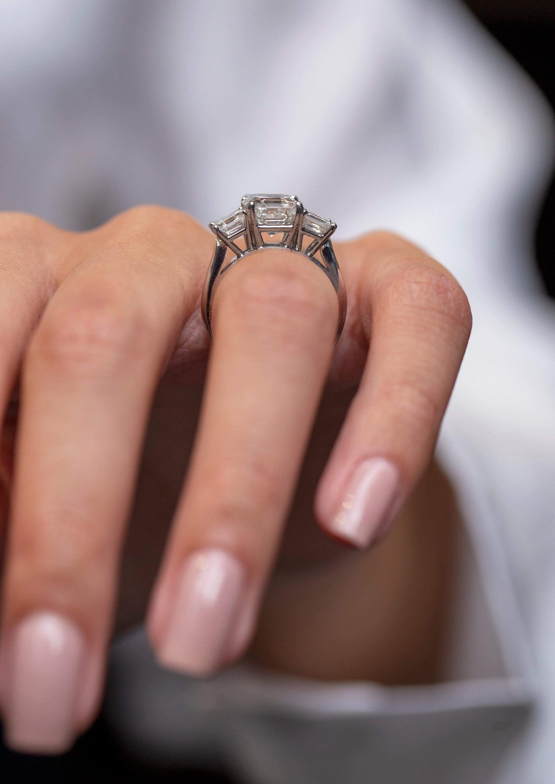 Verlobungsring mit drei Steinen, GIA-zertifizierter 3,03 Karat Asscher-Diamant im Step-Schliff Damen im Angebot