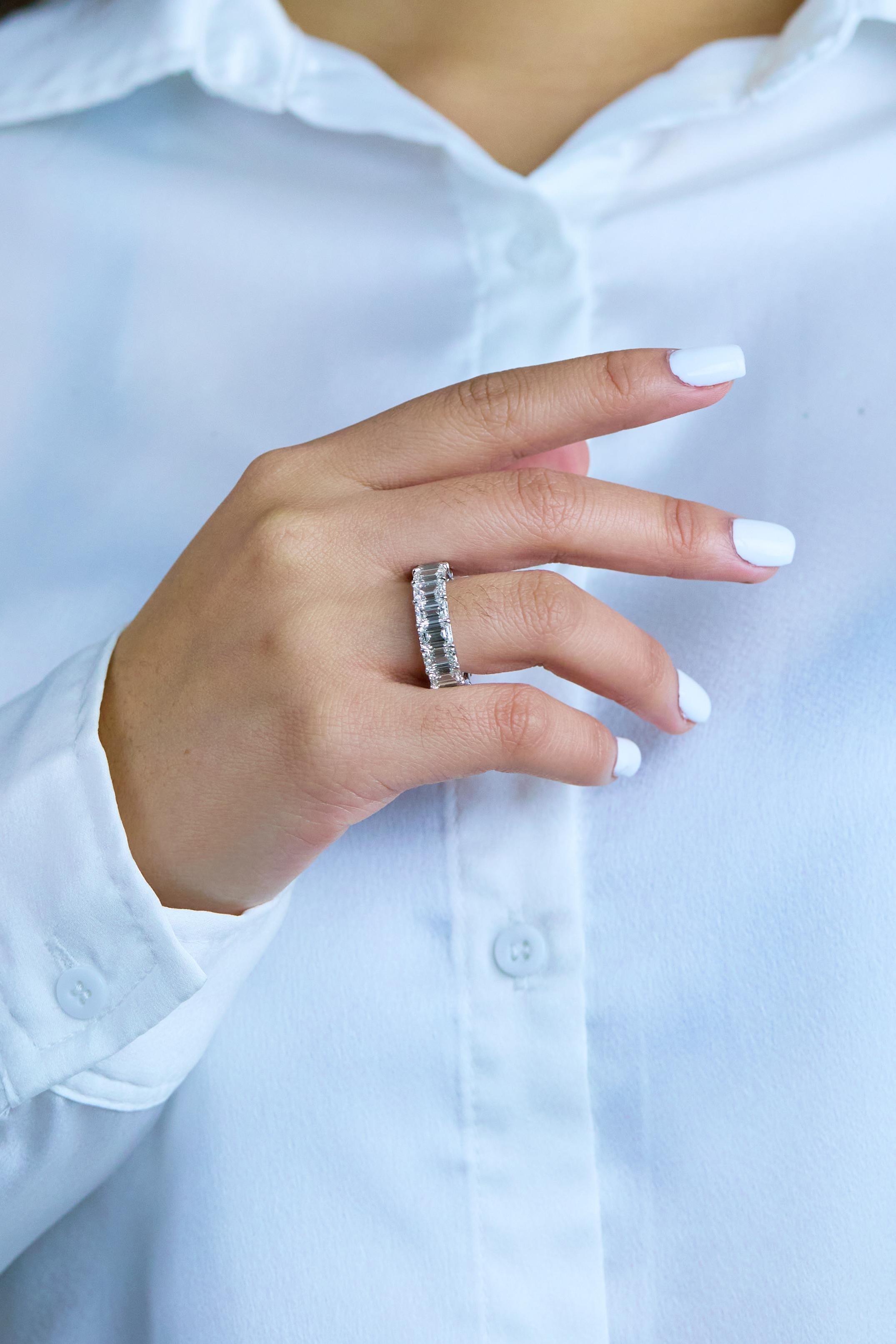 GIA Certified 12.48 Carats Total Emerald Cut Diamond Eternity Wedding Band In New Condition For Sale In New York, NY