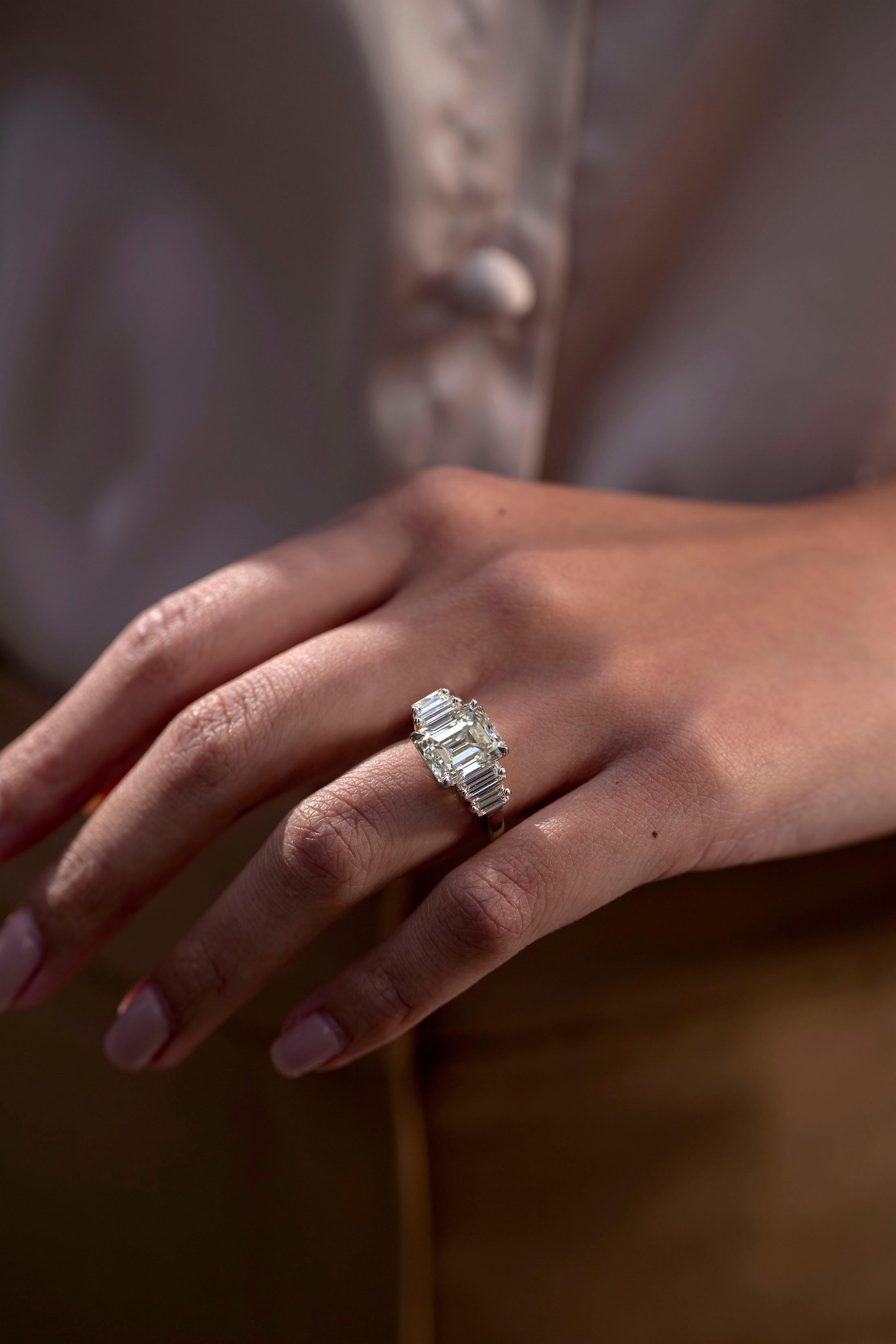 Taille émeraude Bague de fiançailles à cinq pierres avec diamant taille émeraude certifié GIA de 5,82 carats en vente